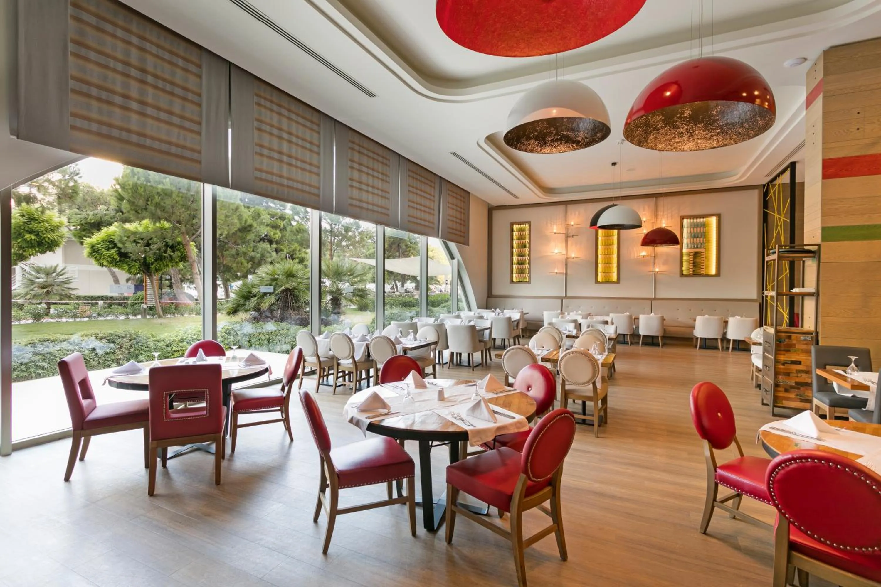 Restaurant/places to eat in Titanic Deluxe Lara