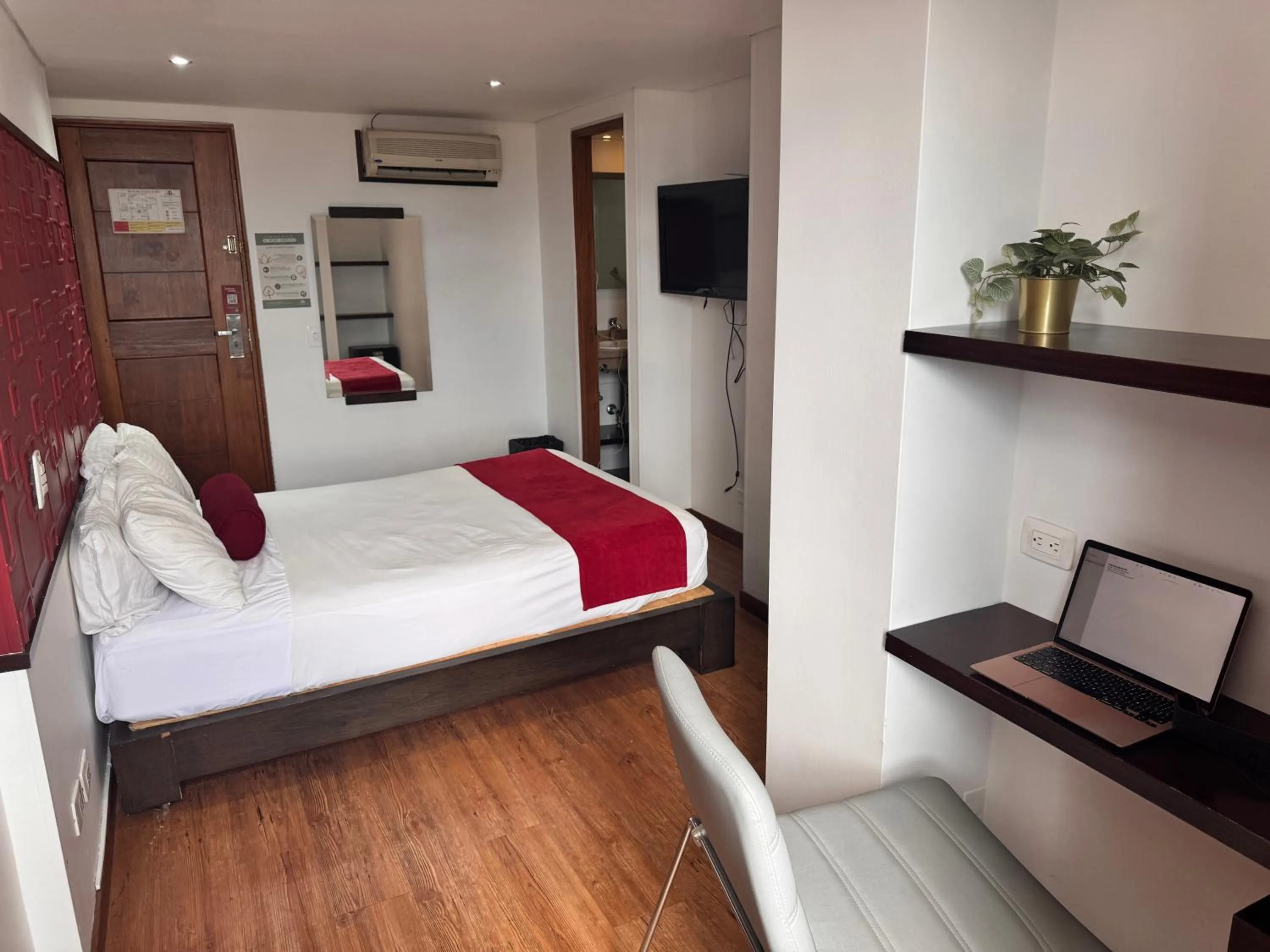 Bathroom, Bed in Hotel Florencia Plaza