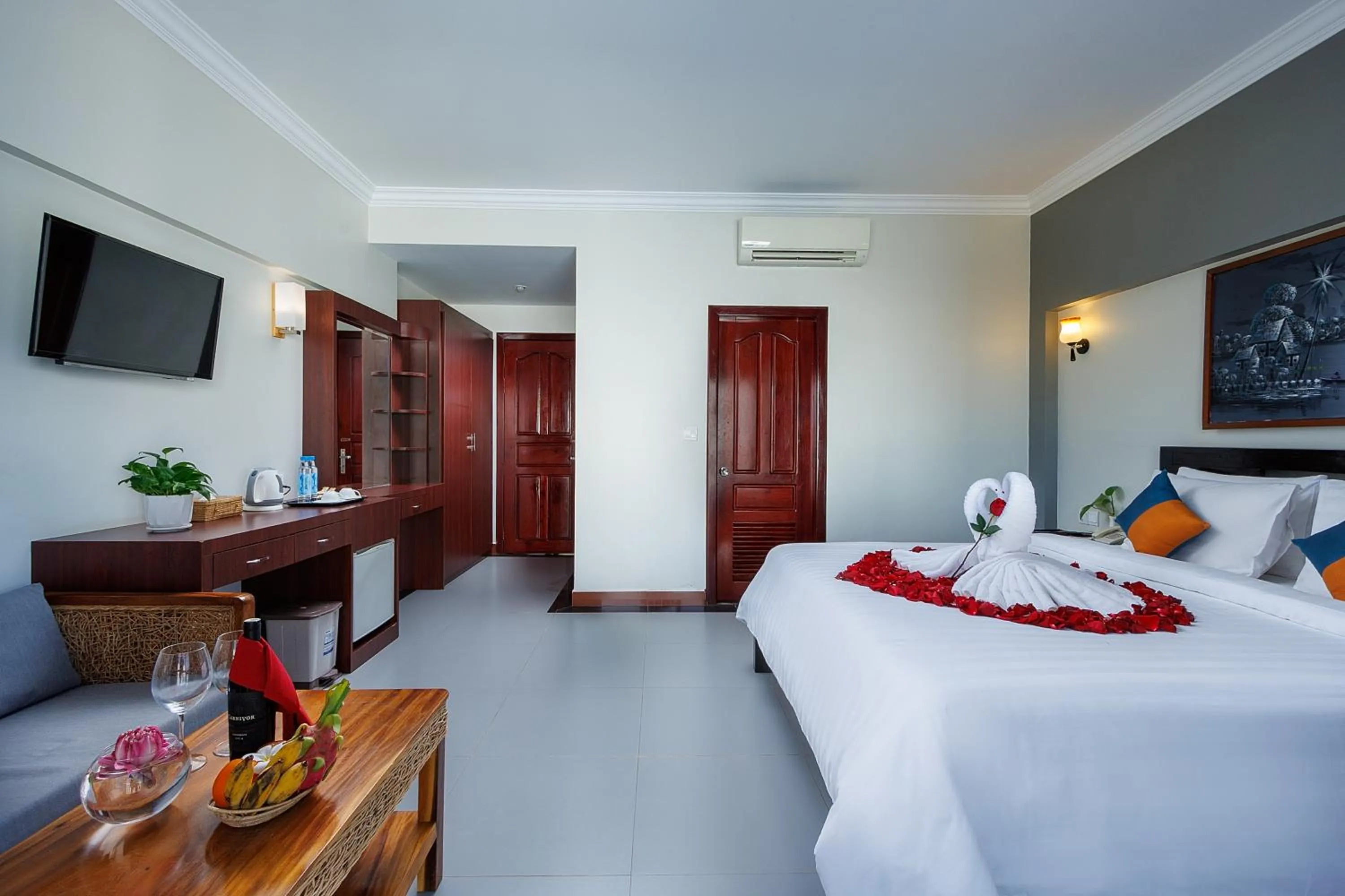 Guests, Bed in Ratana Angkor Hotel