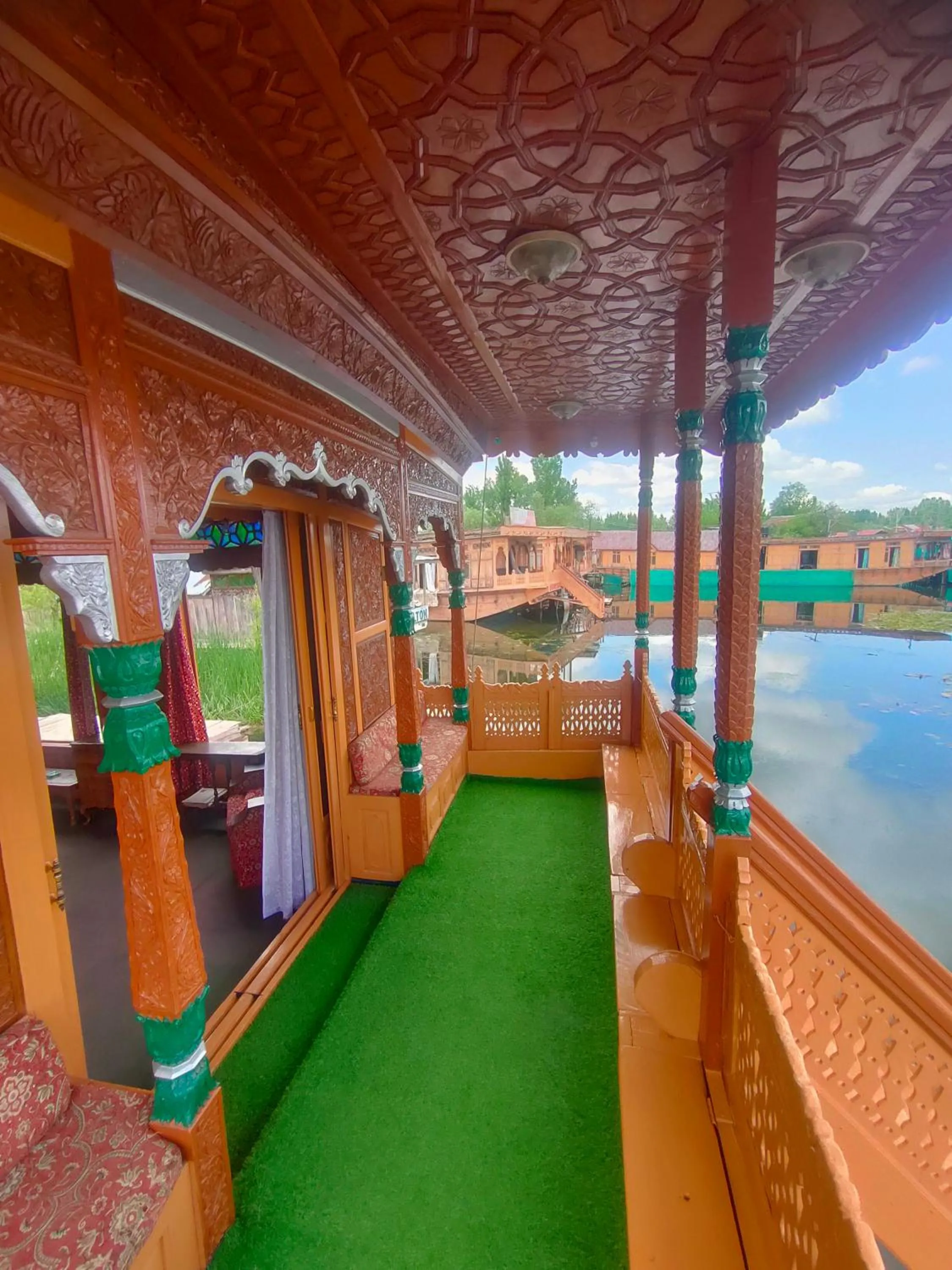 Houseboat Young Manhattan