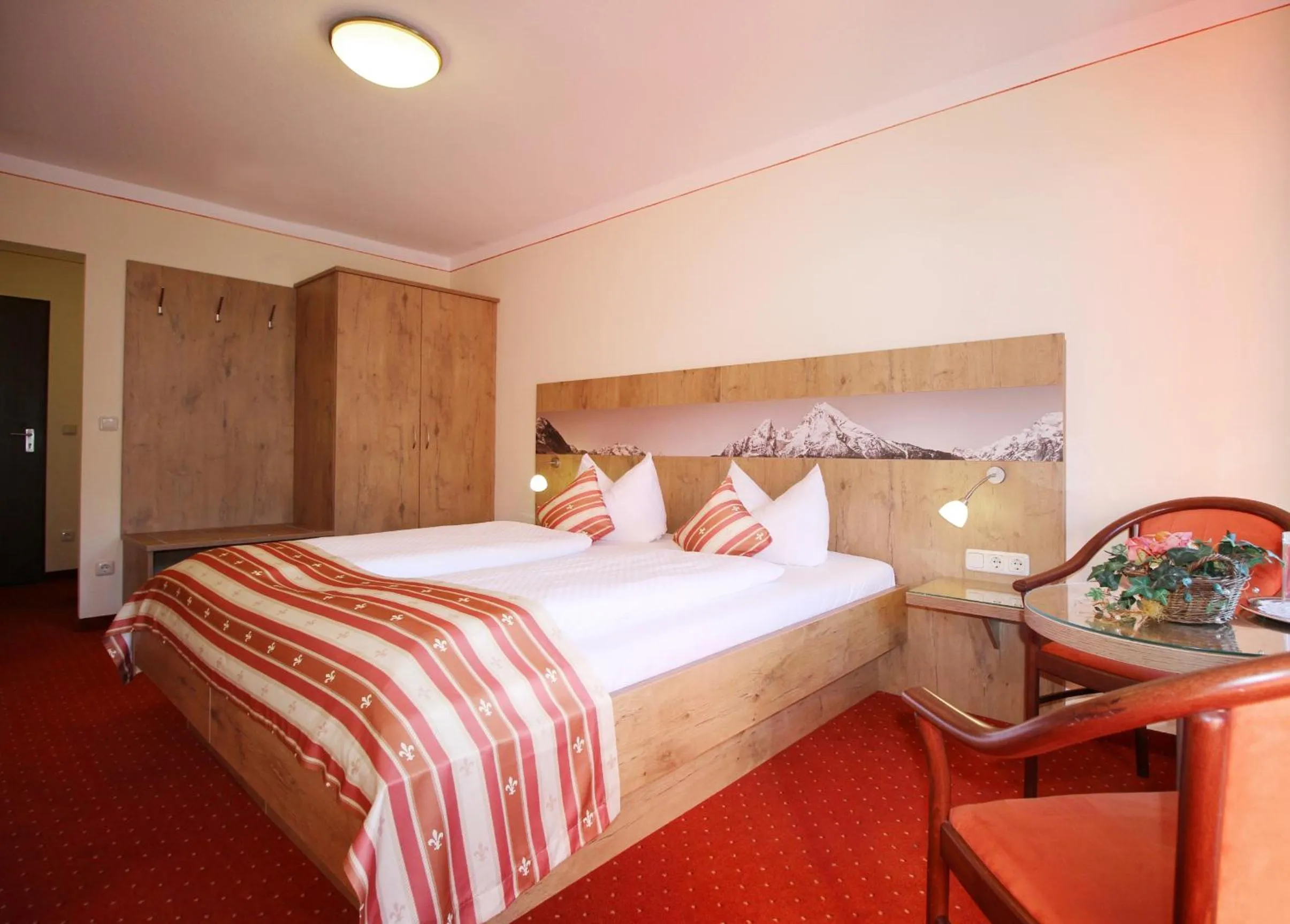 Bedroom, Bed in Alpenhotel Brennerbascht