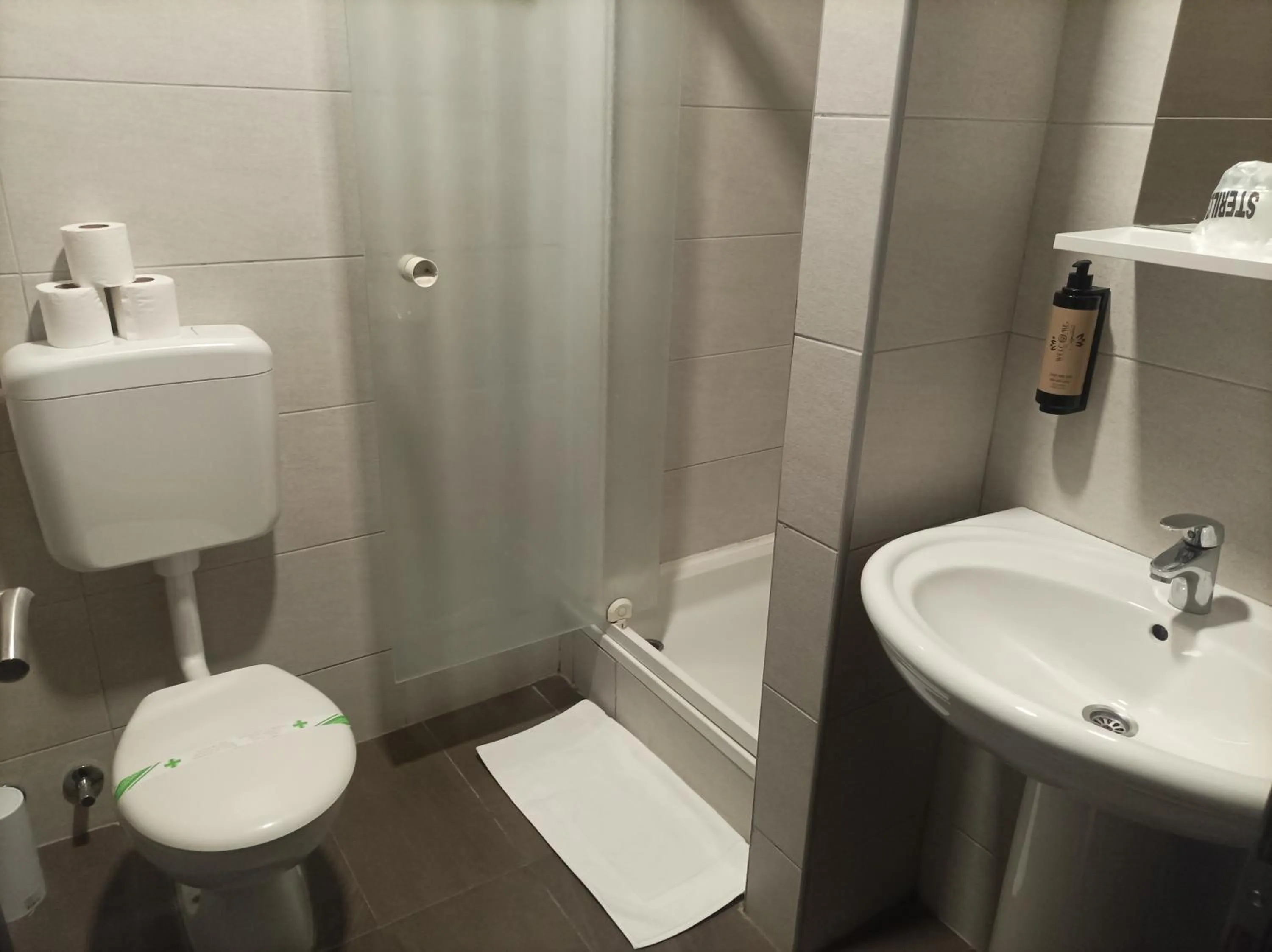 Shower in Hotel Storia