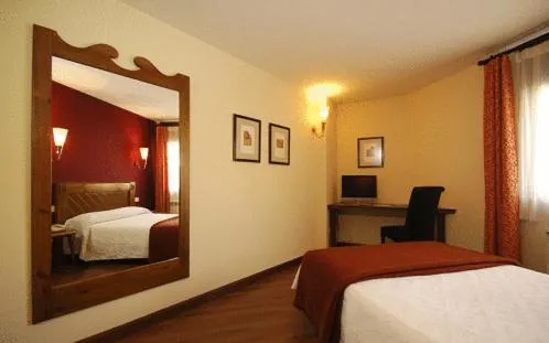 Hotel Pirineos