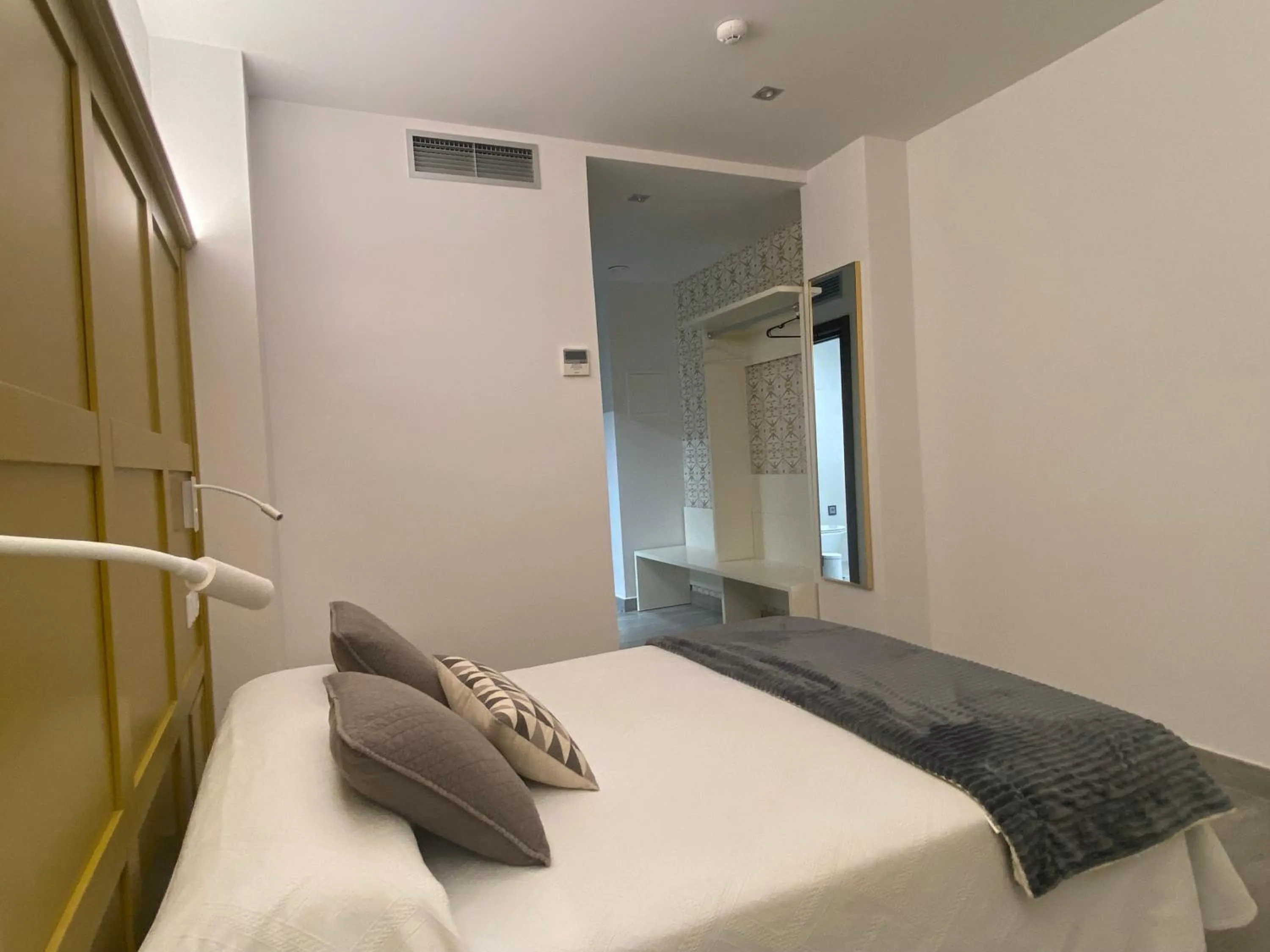 Bed in Hotel Lusitania, Centro Ciudad, Parking Privado