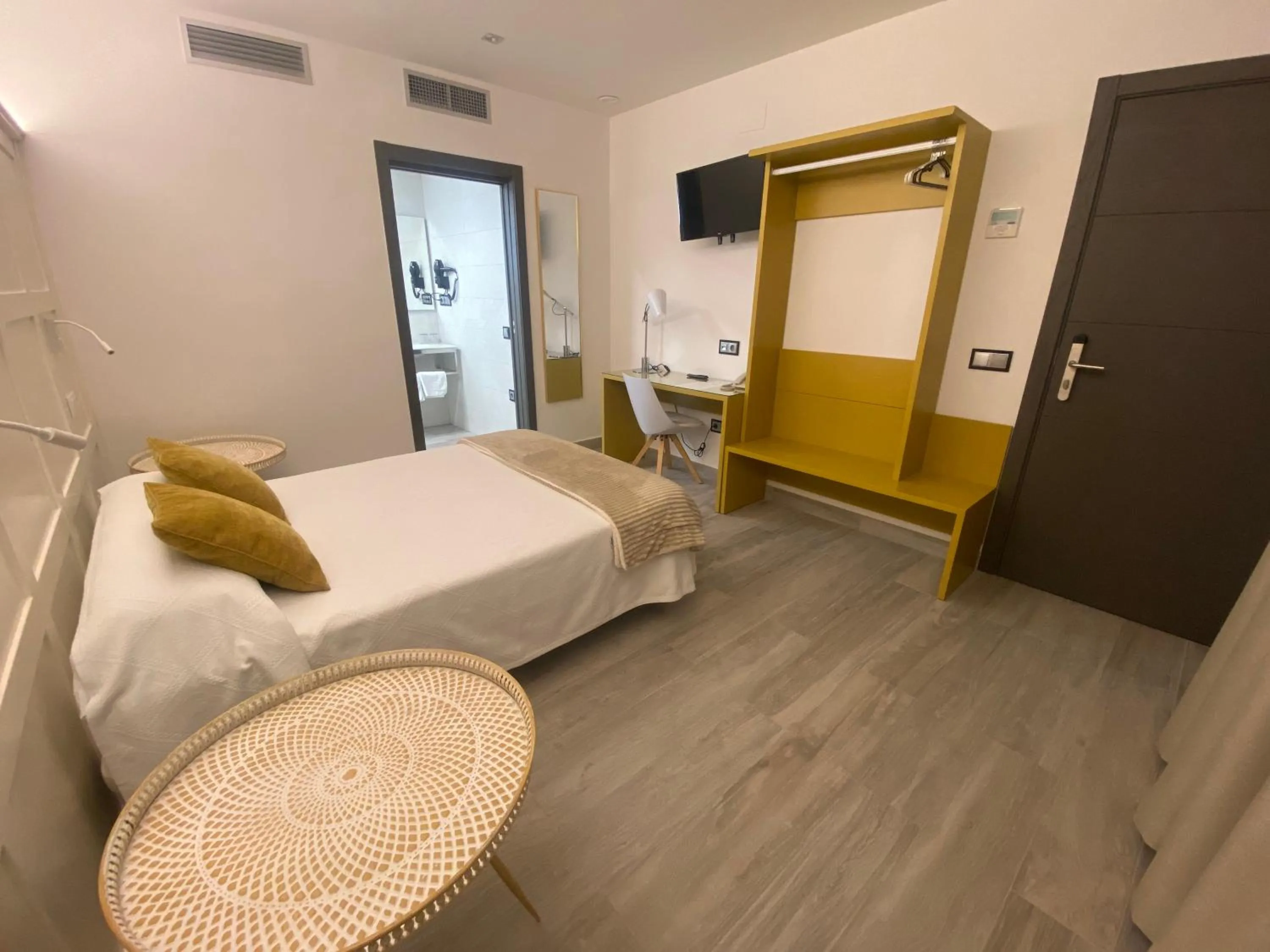 Bed in Hotel Lusitania, Centro Ciudad, Parking Privado