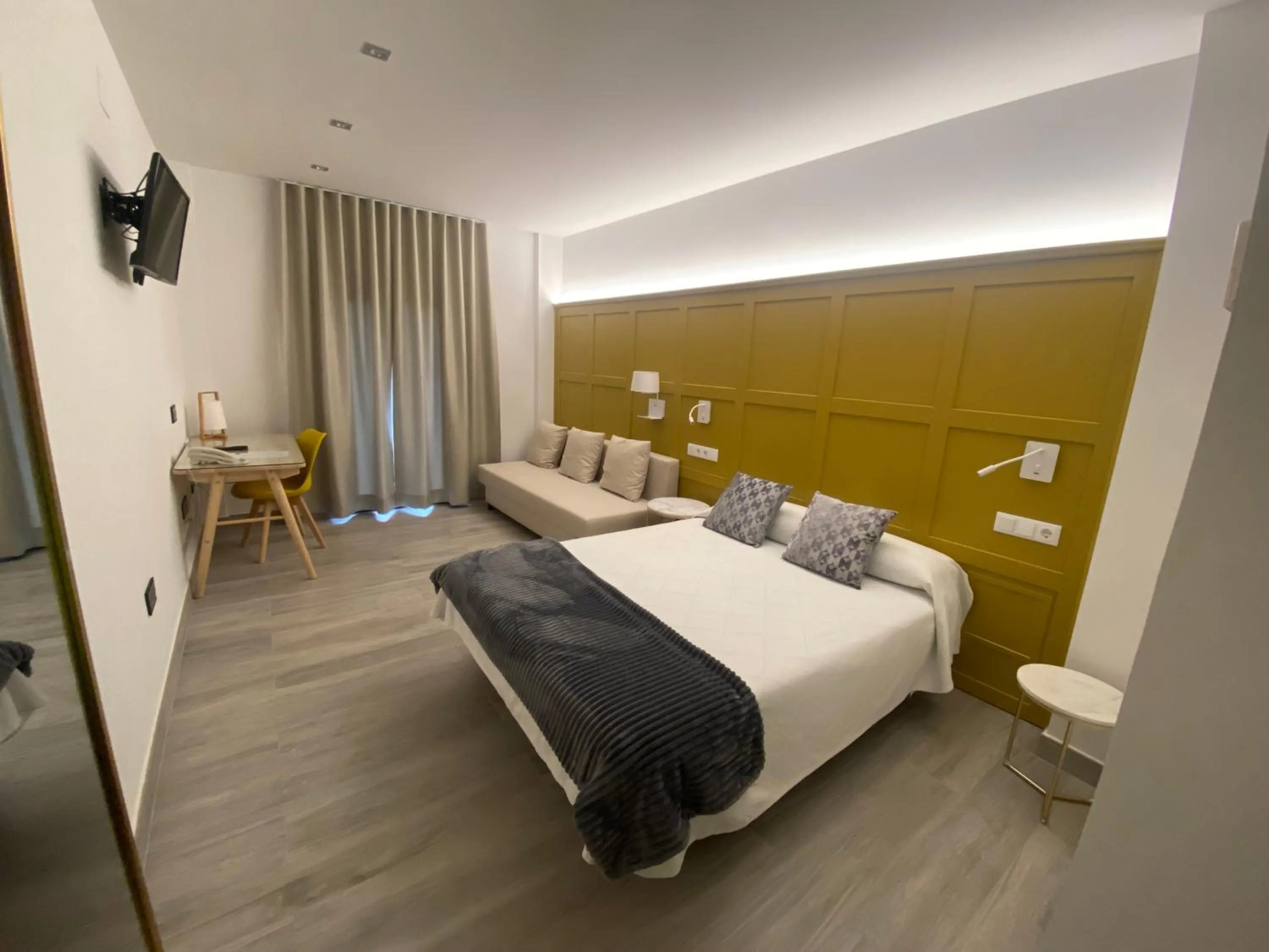 Bed in Hotel Lusitania, Centro Ciudad, Parking Privado