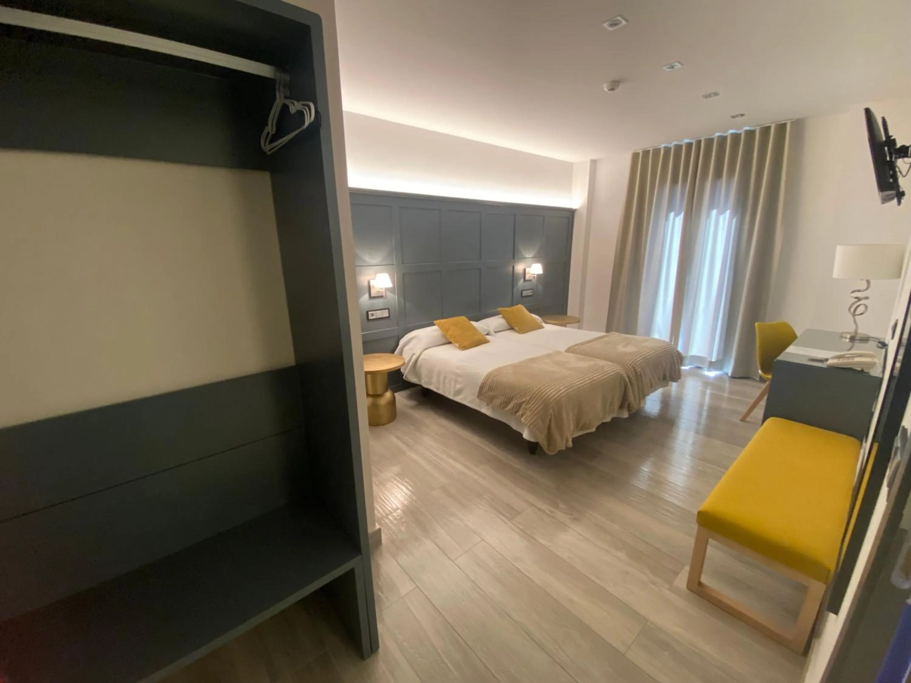 Bed in Hotel Lusitania, Centro Ciudad, Parking Privado