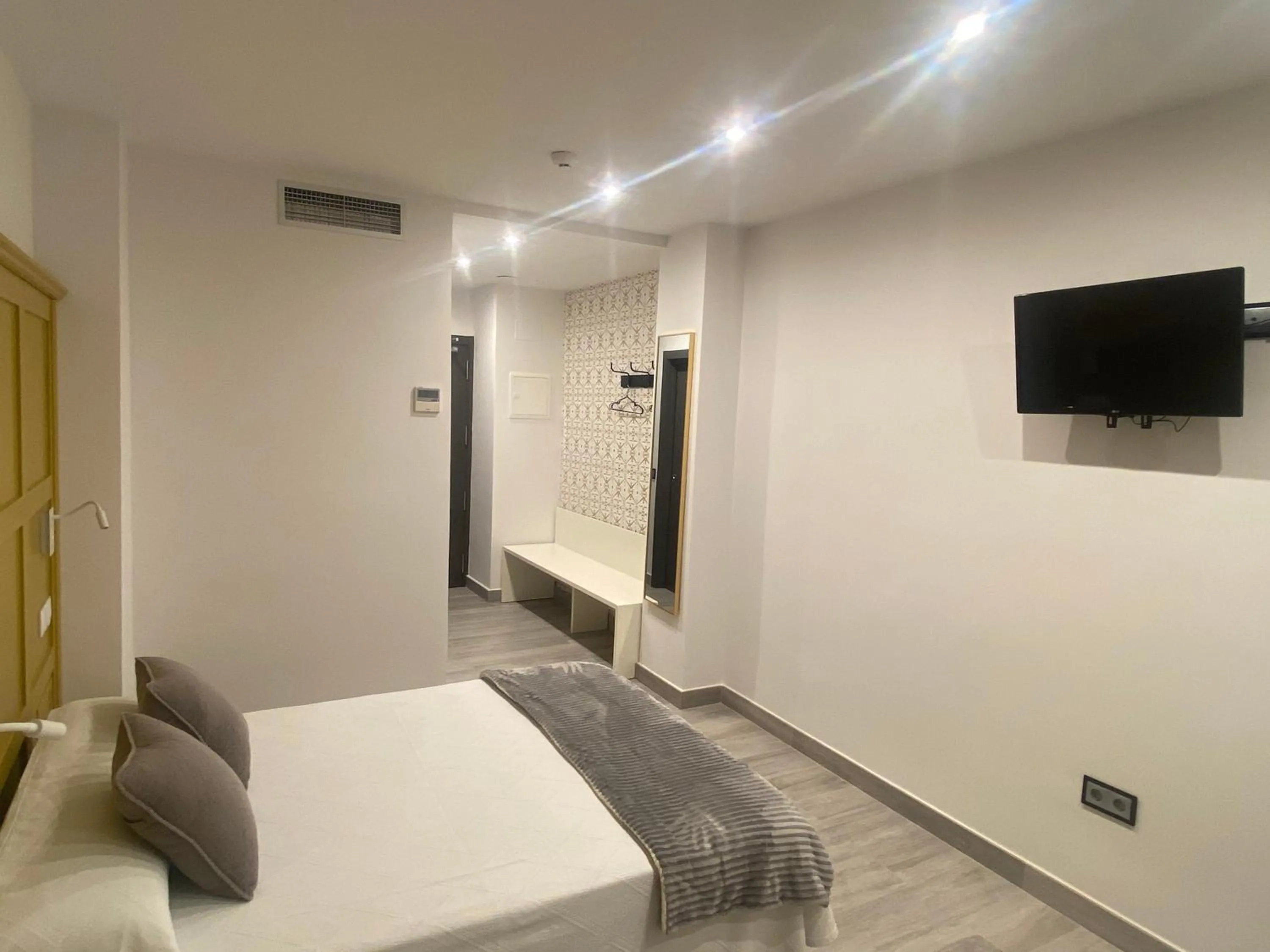 Bed in Hotel Lusitania, Centro Ciudad, Parking Privado