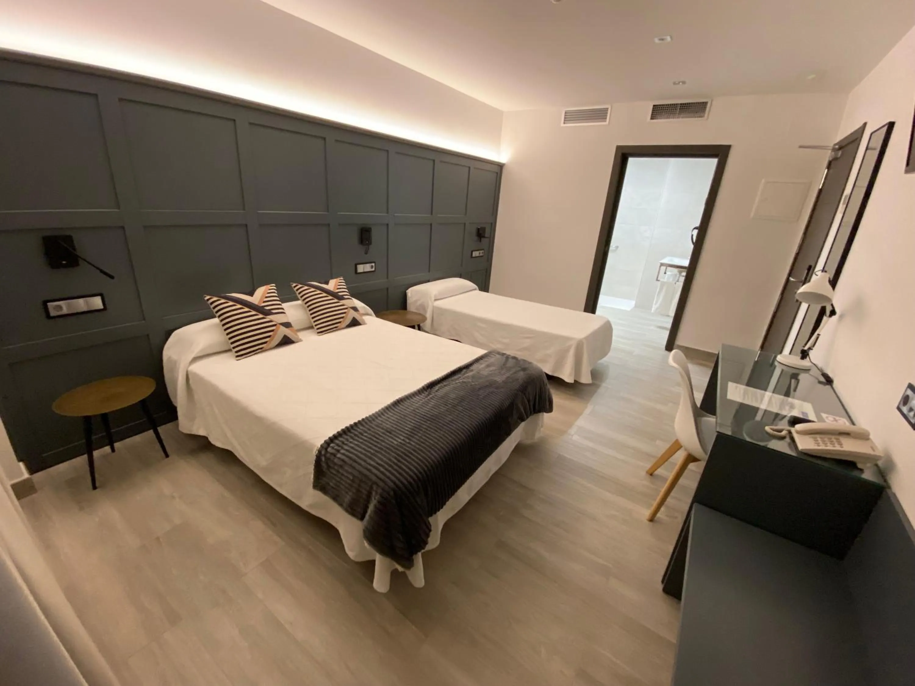 Bed in Hotel Lusitania, Centro Ciudad, Parking Privado