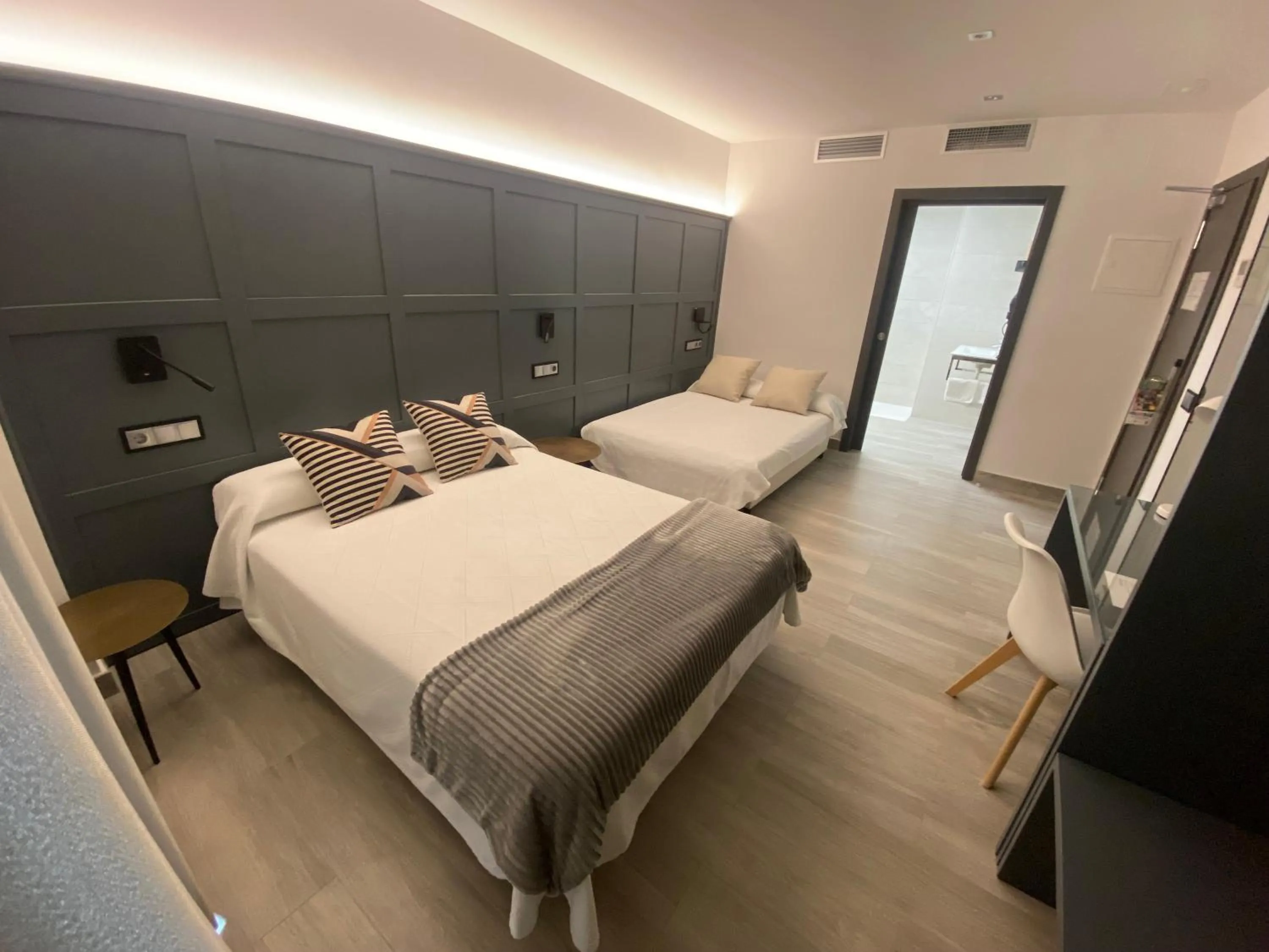 Bed in Hotel Lusitania, Centro Ciudad, Parking Privado