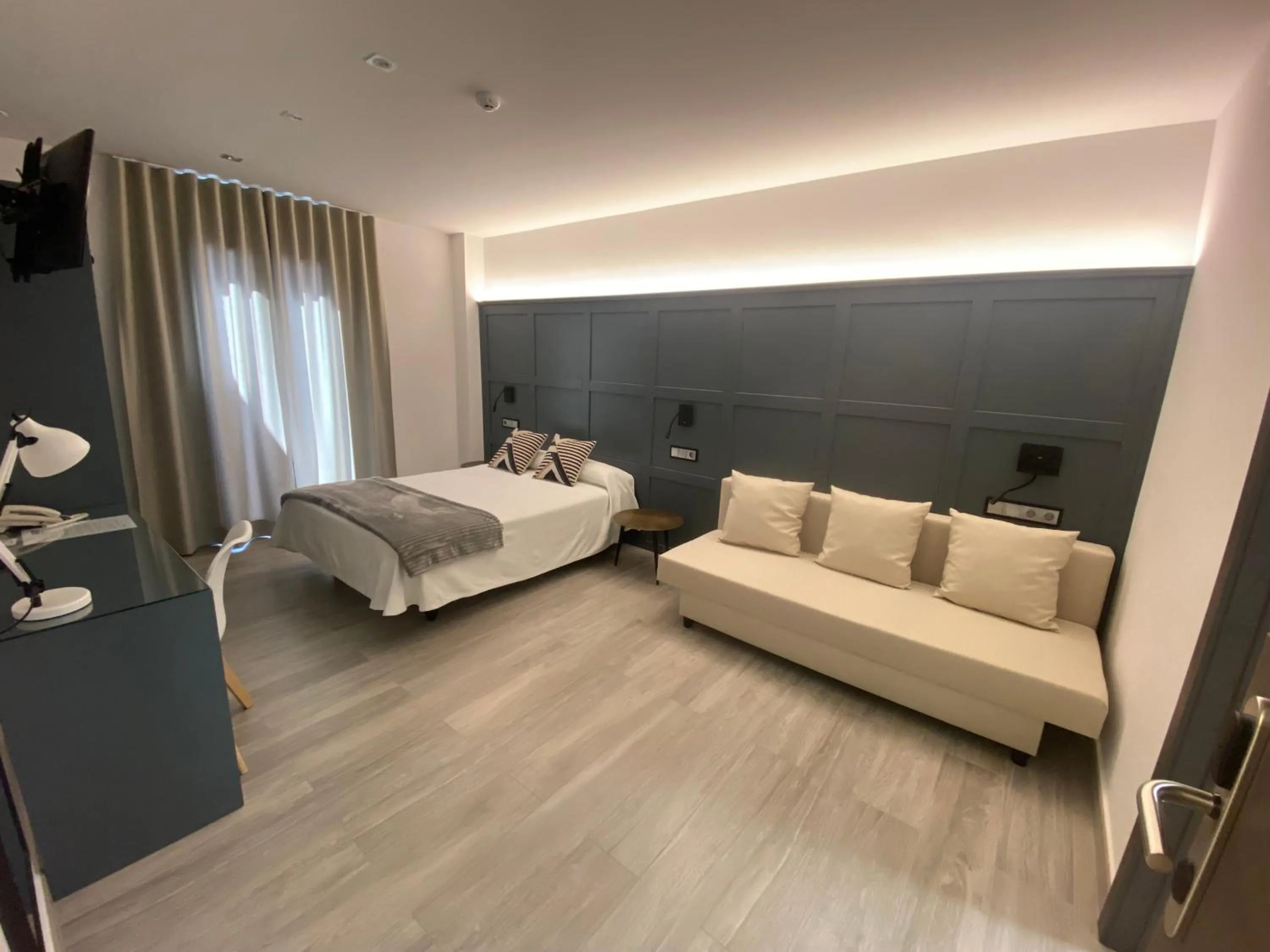 Bed in Hotel Lusitania, Centro Ciudad, Parking Privado