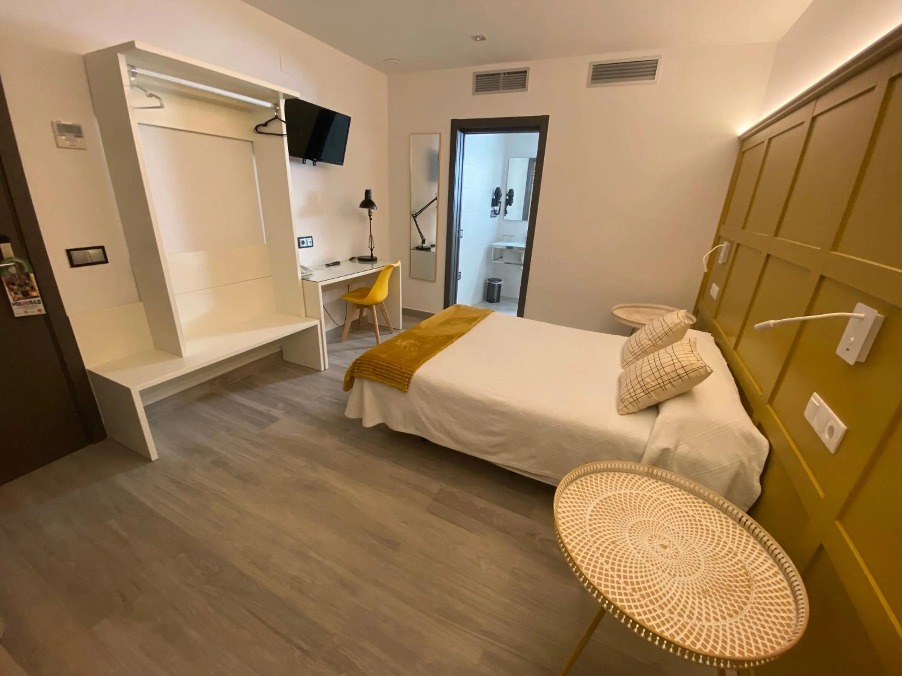 Bed in Hotel Lusitania, Centro Ciudad, Parking Privado