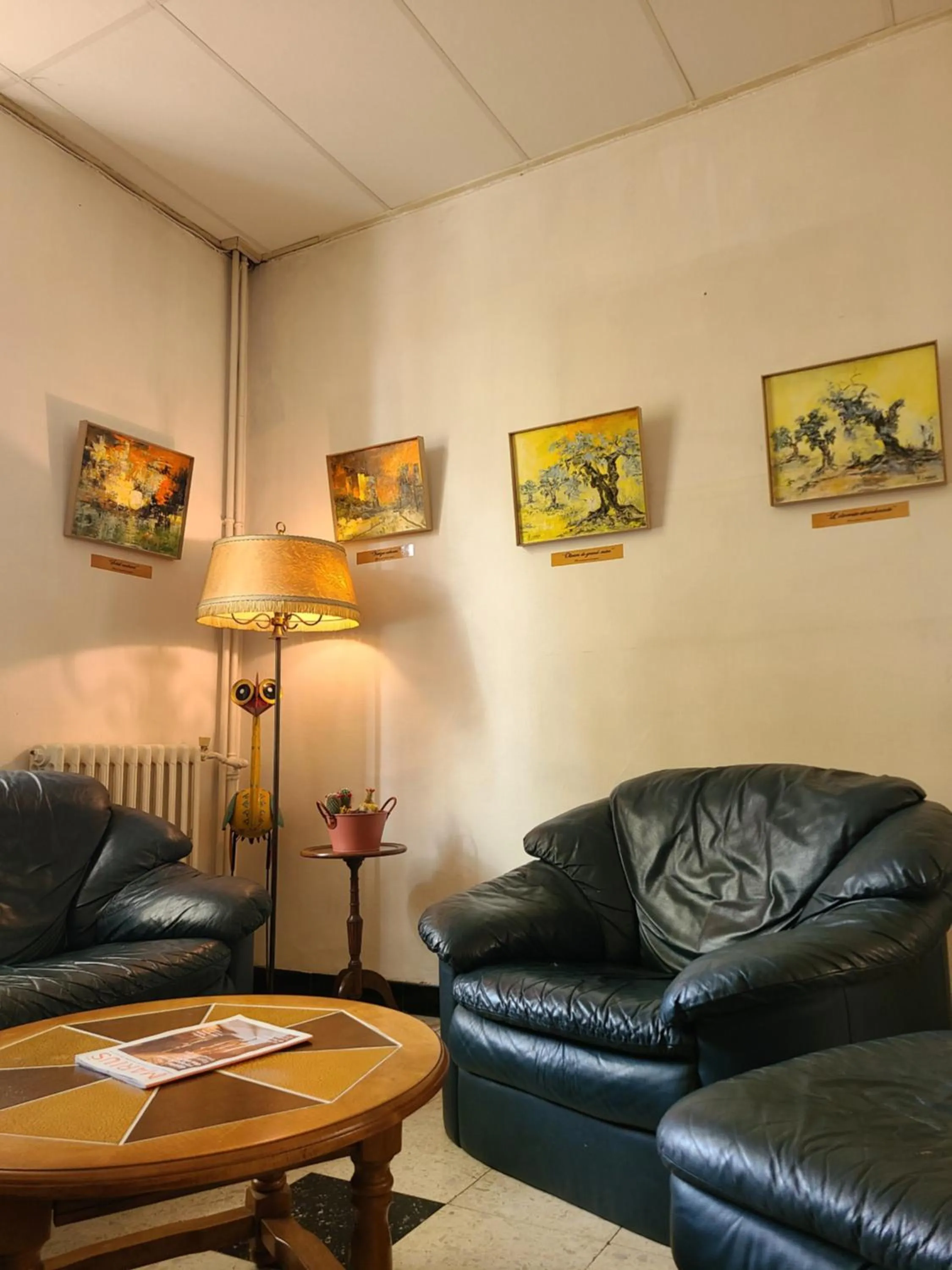 Communal lounge/ TV room in Will's Hotel