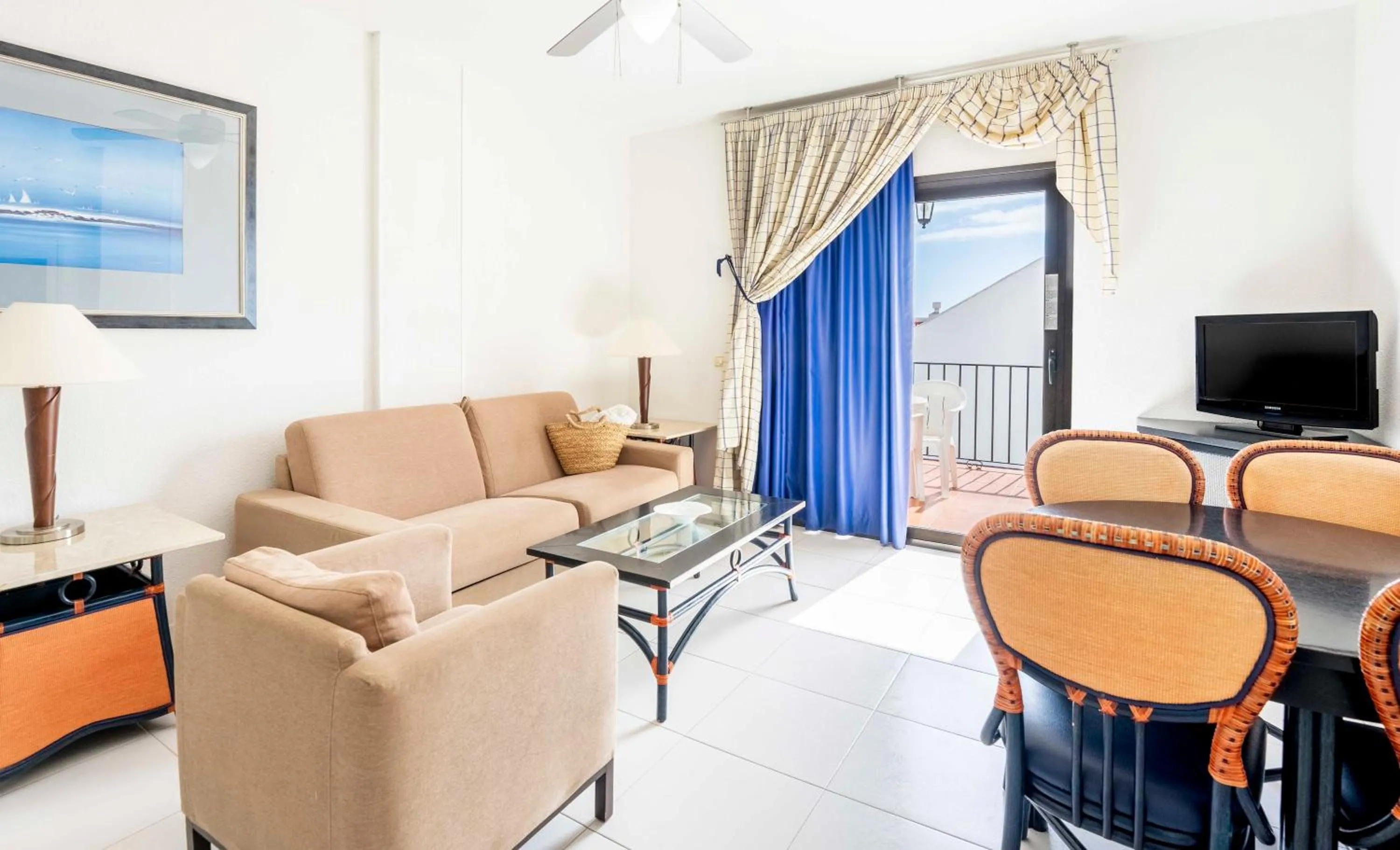 Living room in Ona Beverly Hills Heights