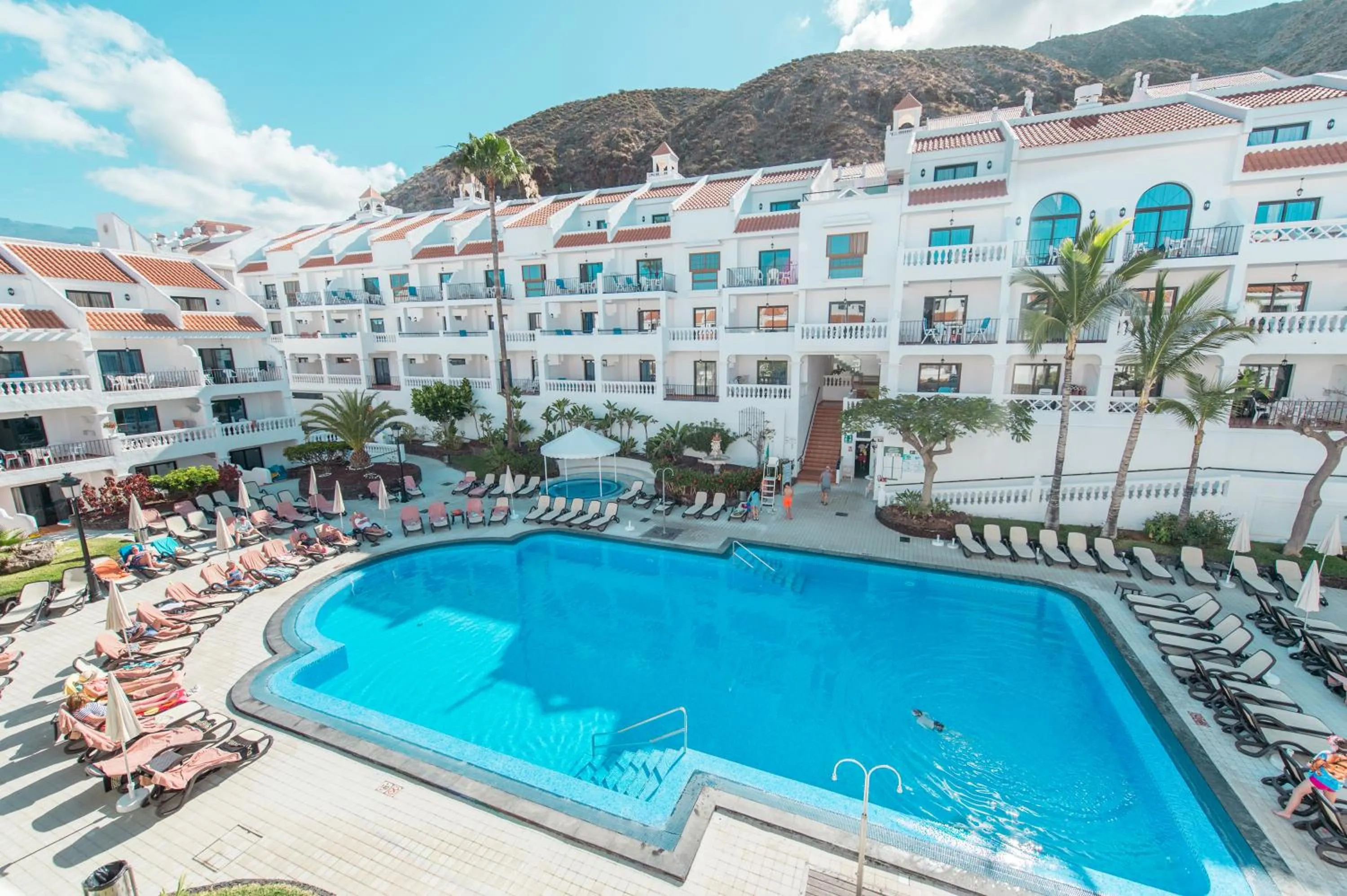 Swimming pool in Ona Beverly Hills Heights