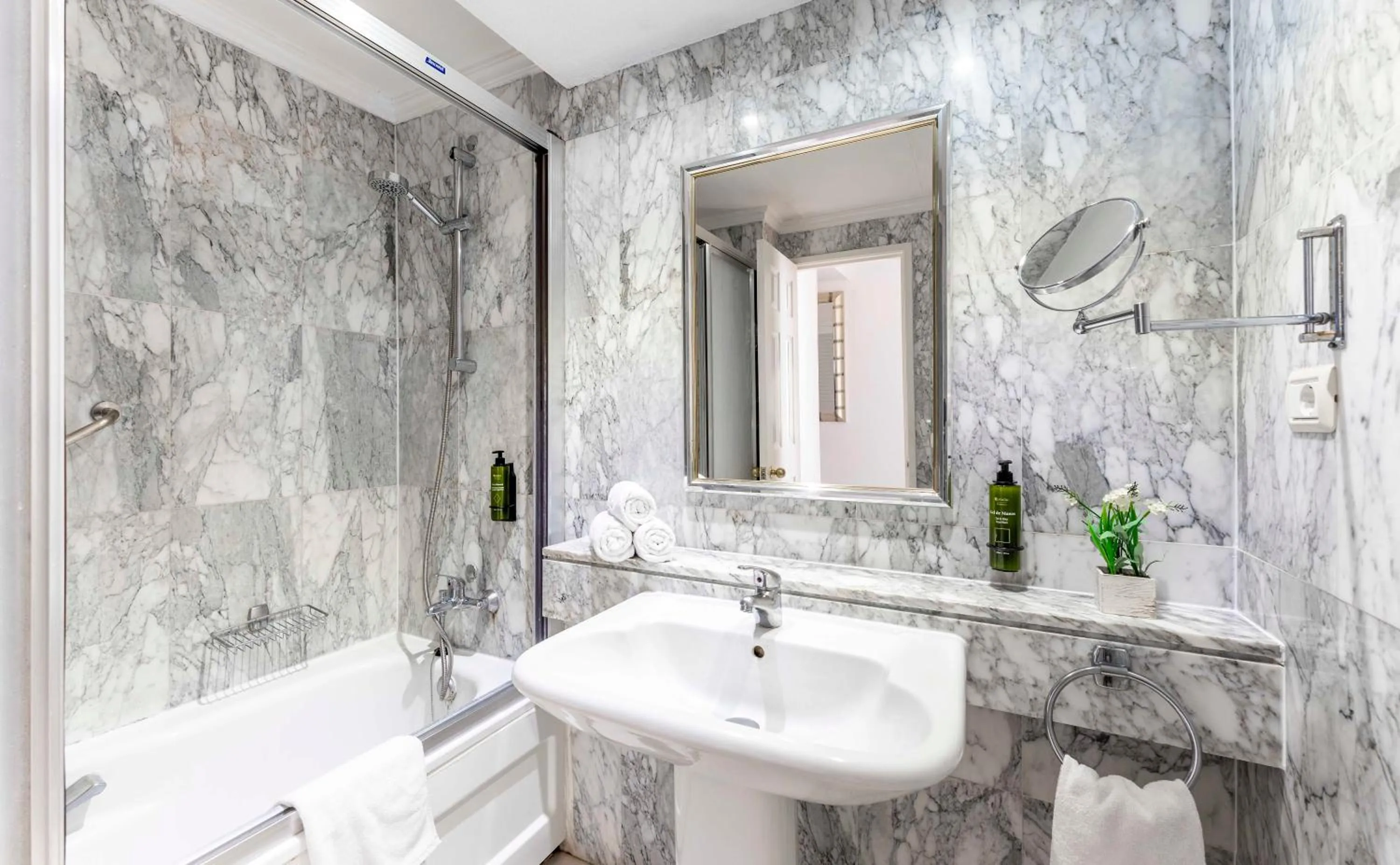 Bathroom in Ona Beverly Hills Heights