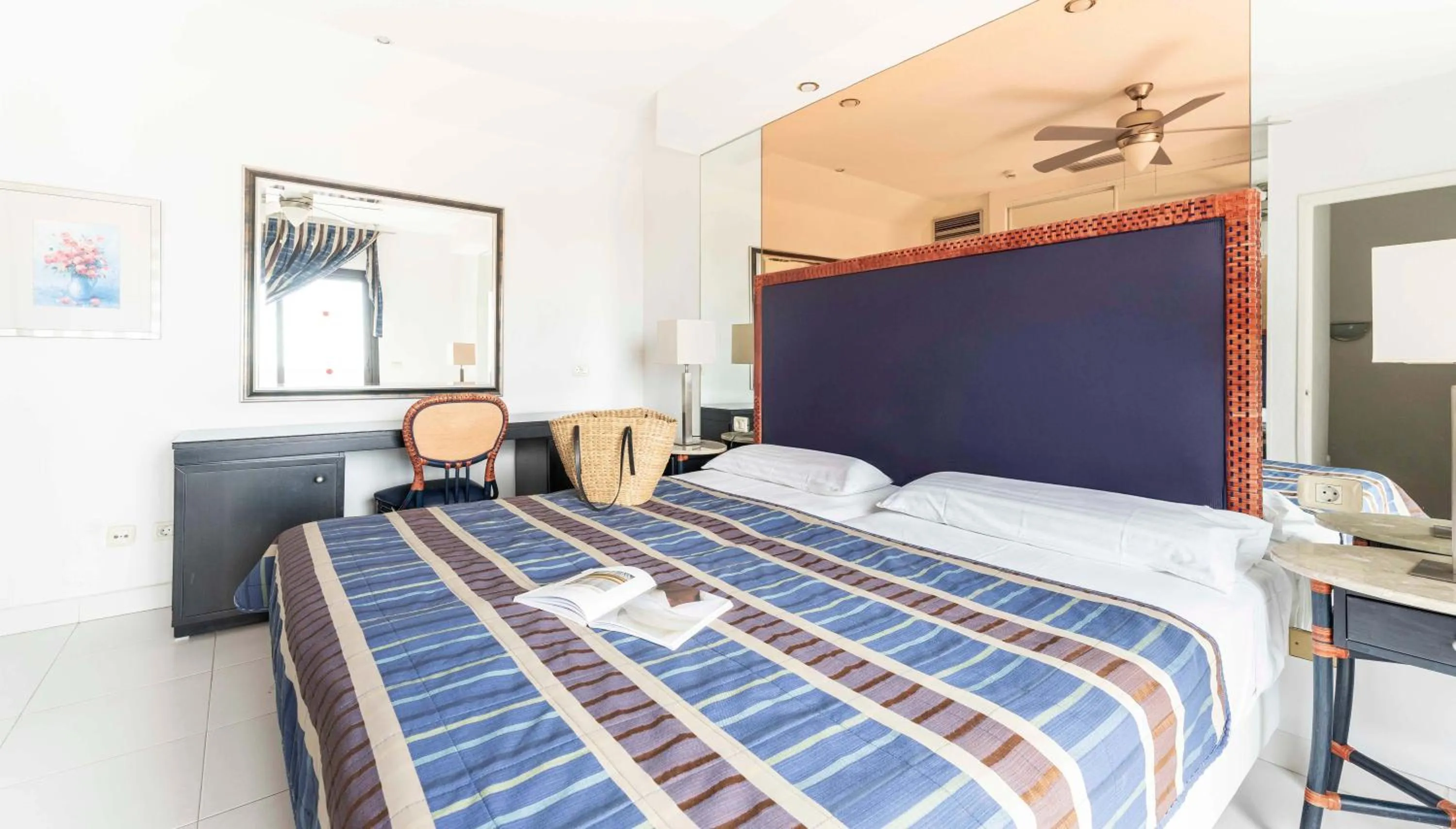 Bedroom, Bed in Ona Beverly Hills Heights