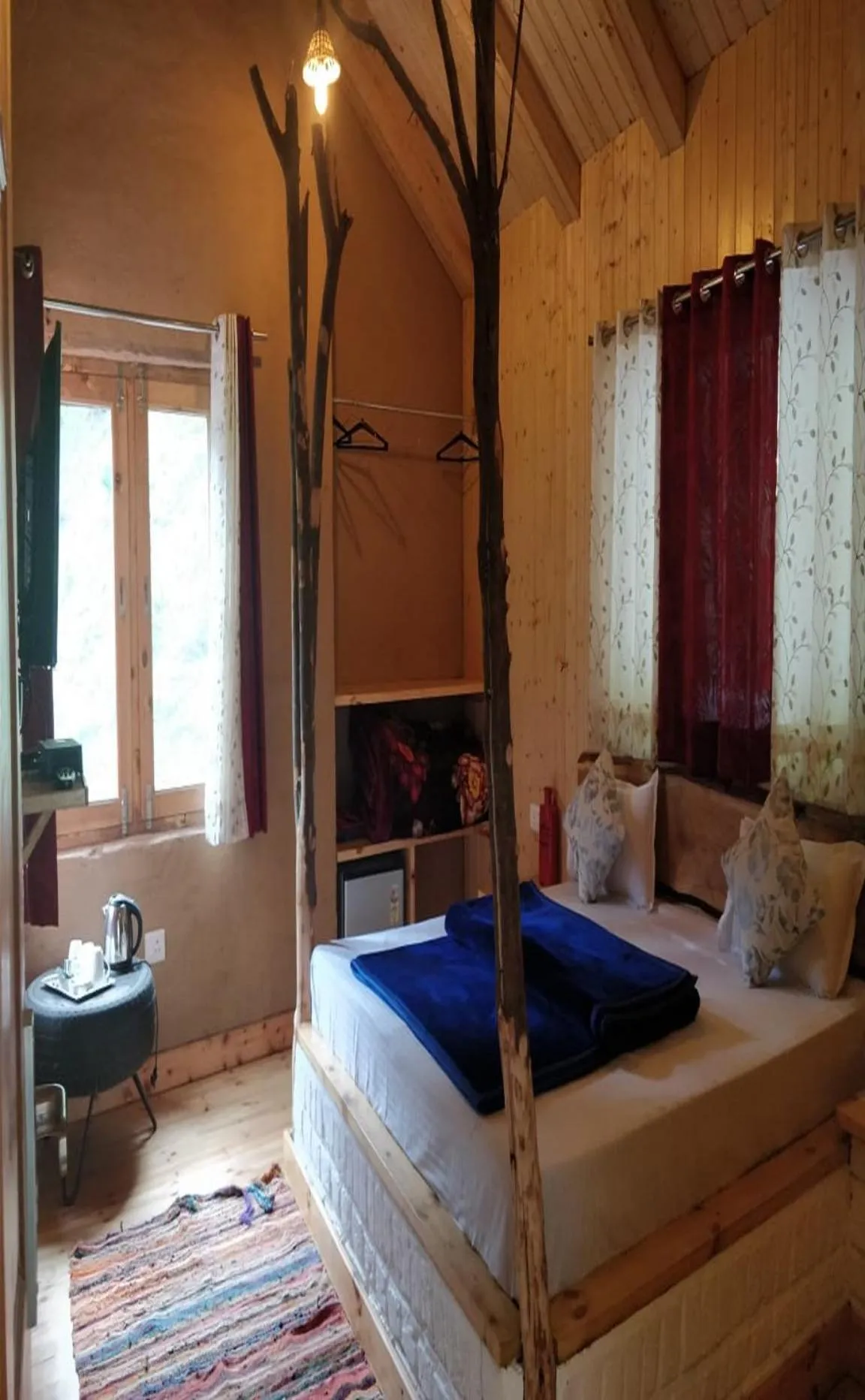 Deluxe Double Room with Balcony and Sea View in Offbeat Abodes - Tirthan Valley
