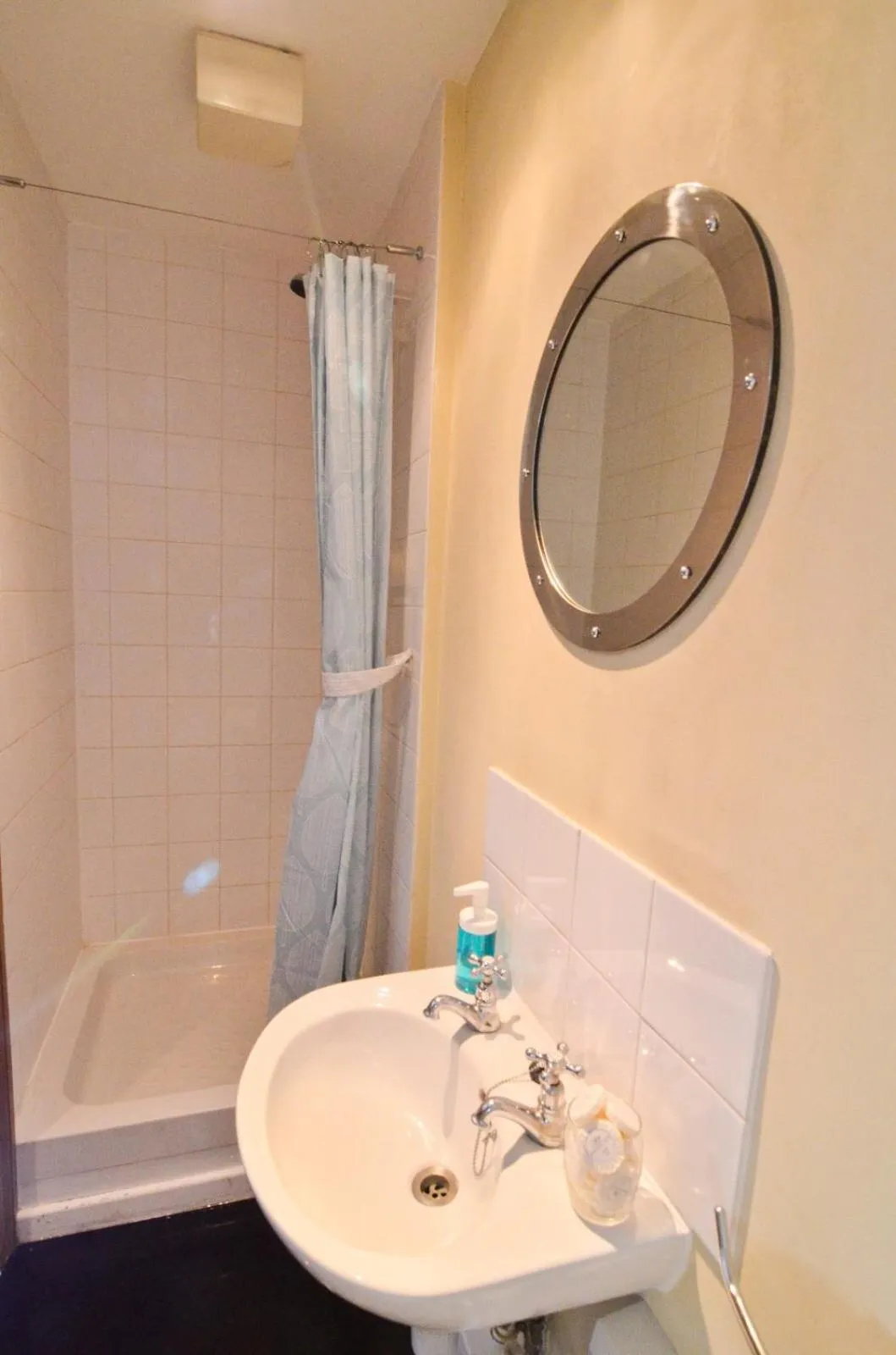 Bathroom in Thames View House Surrey Quays