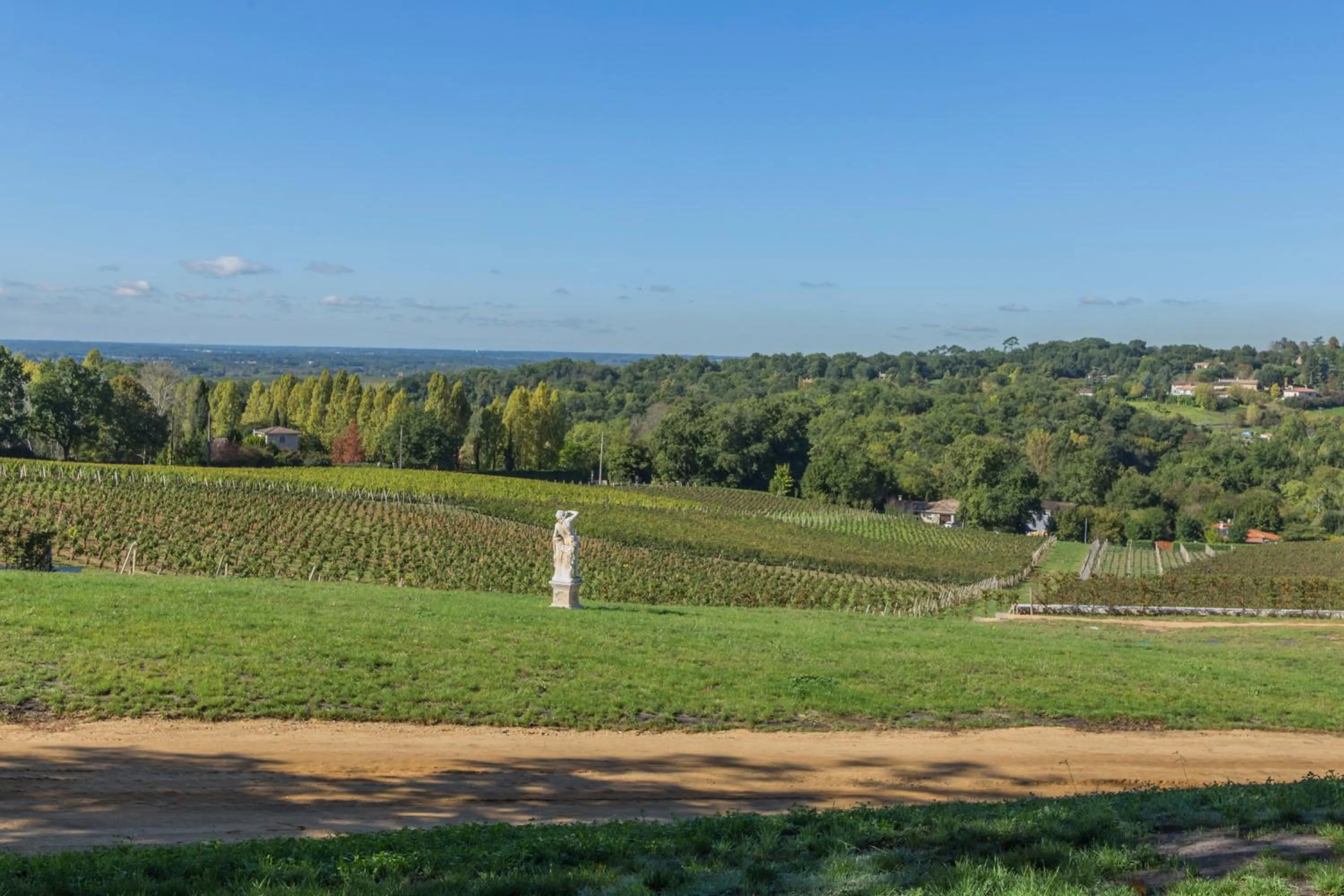 Natural landscape in Chambres d'hôtes de Château Renon