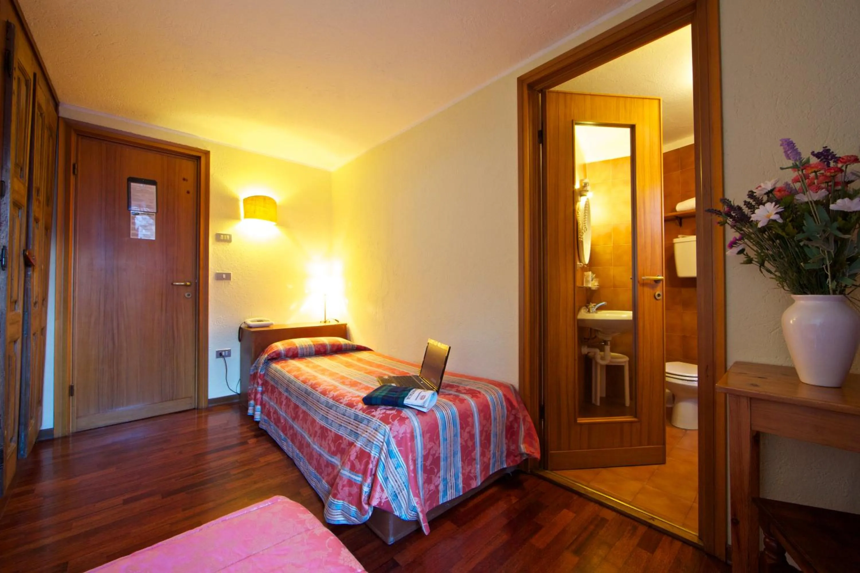 Bathroom, Bed in Hotel Dolonne