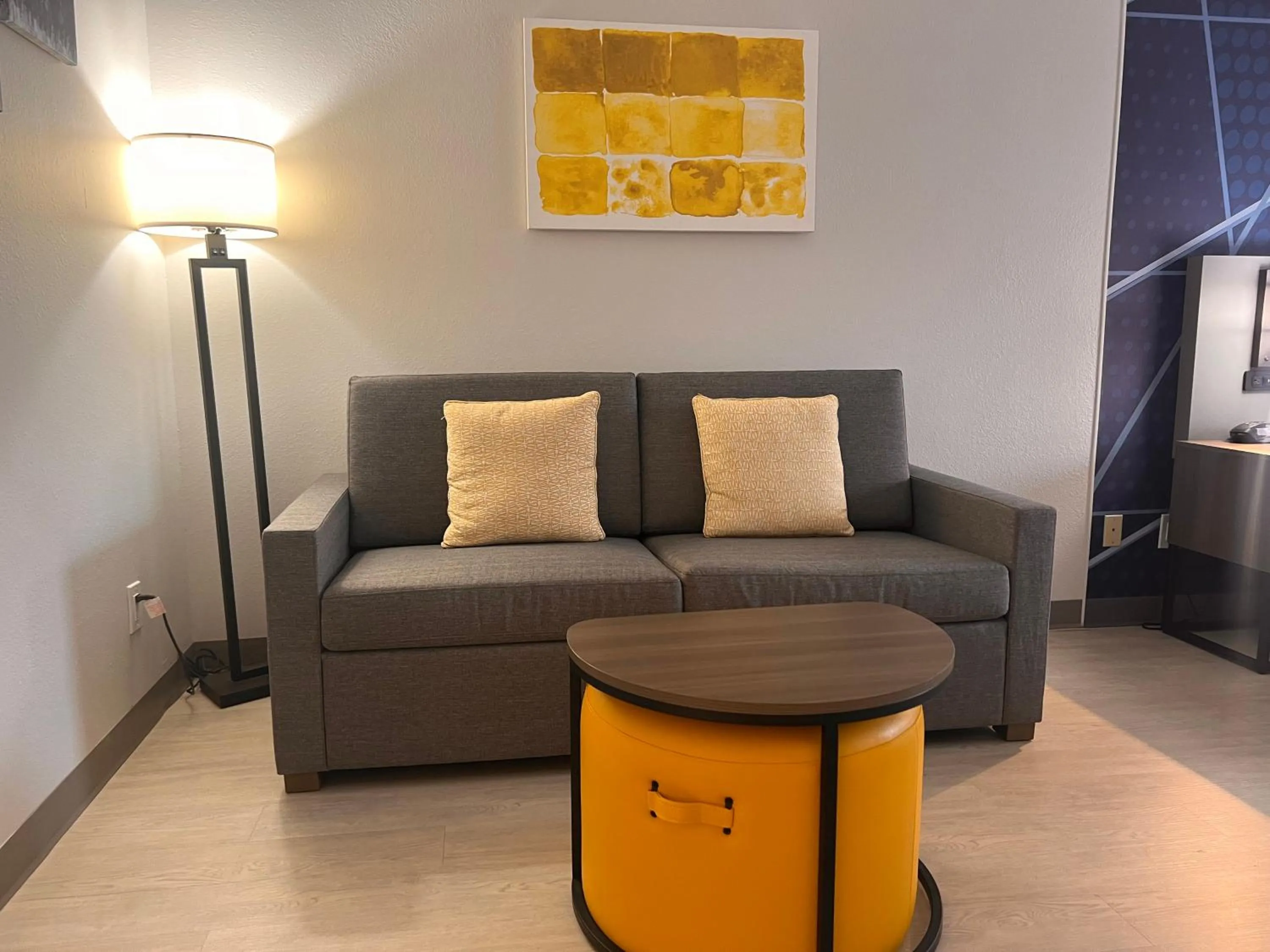 Seating area in Comfort Suites Louisville Airport