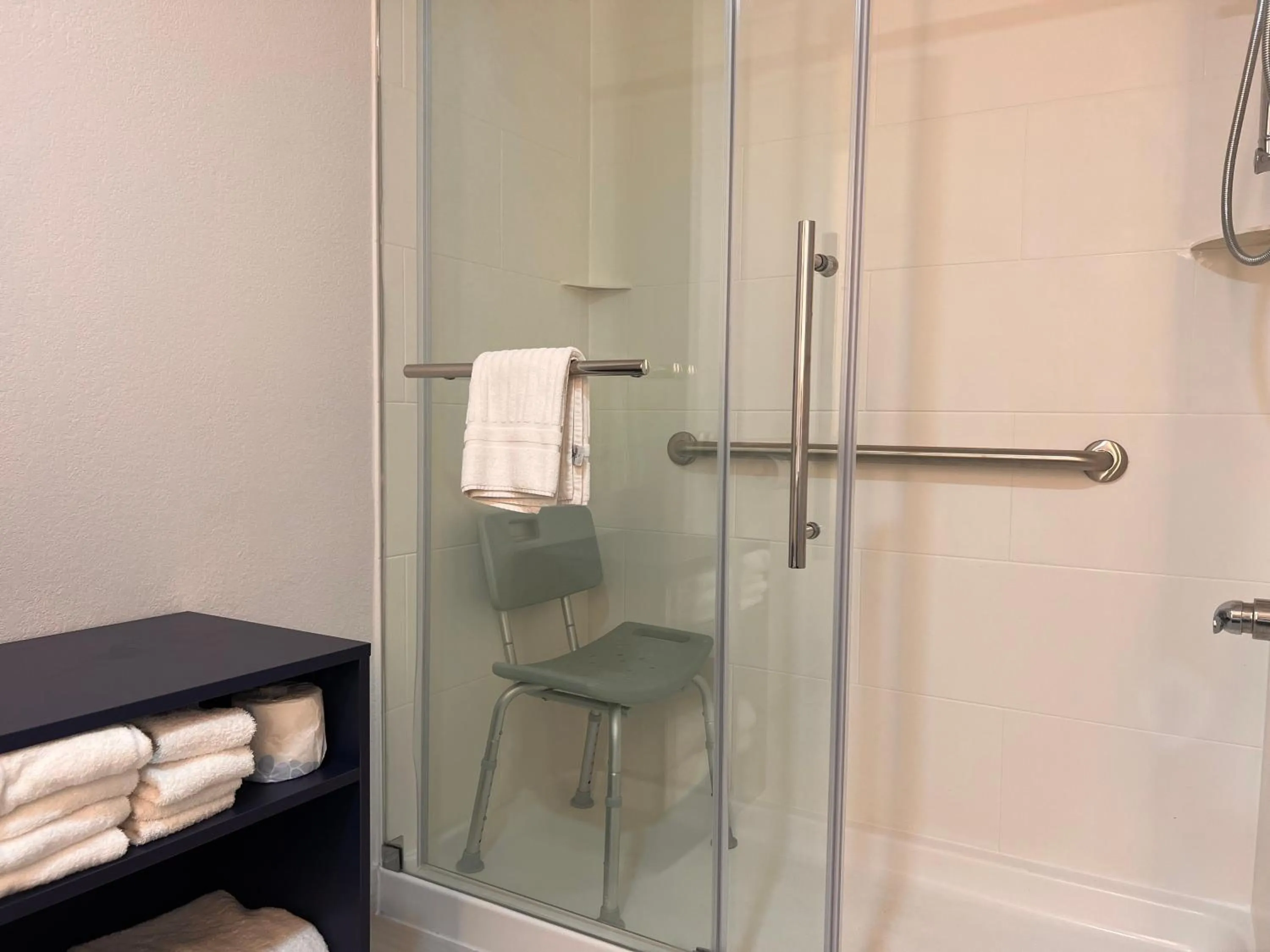 Shower in Comfort Suites Louisville Airport