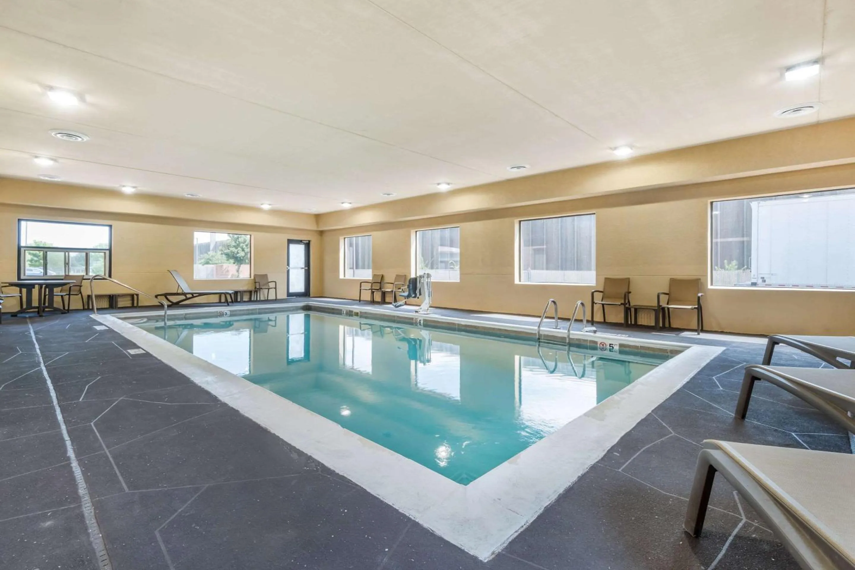 Swimming pool in Comfort Suites Louisville Airport