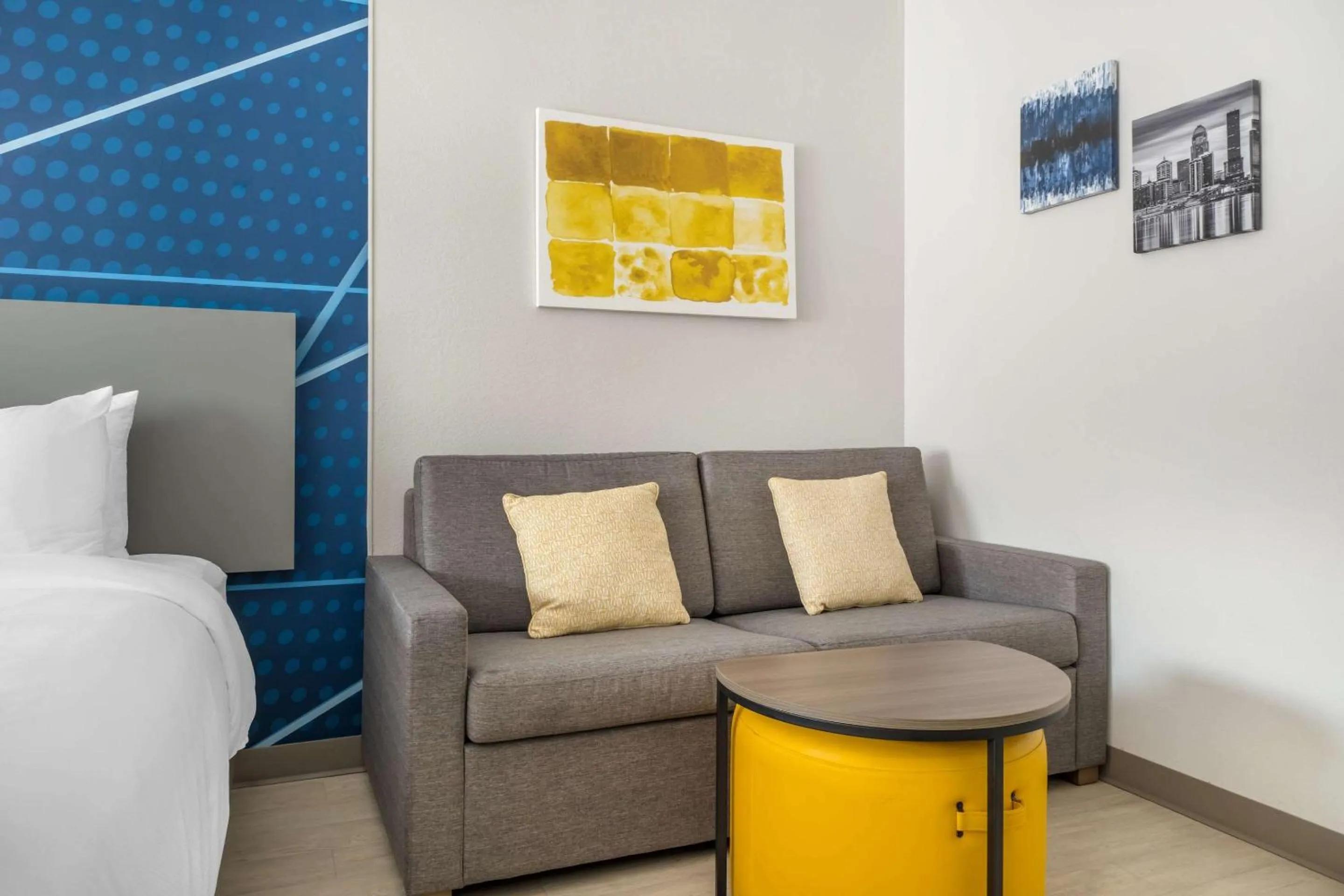 Bedroom in Comfort Suites Louisville Airport