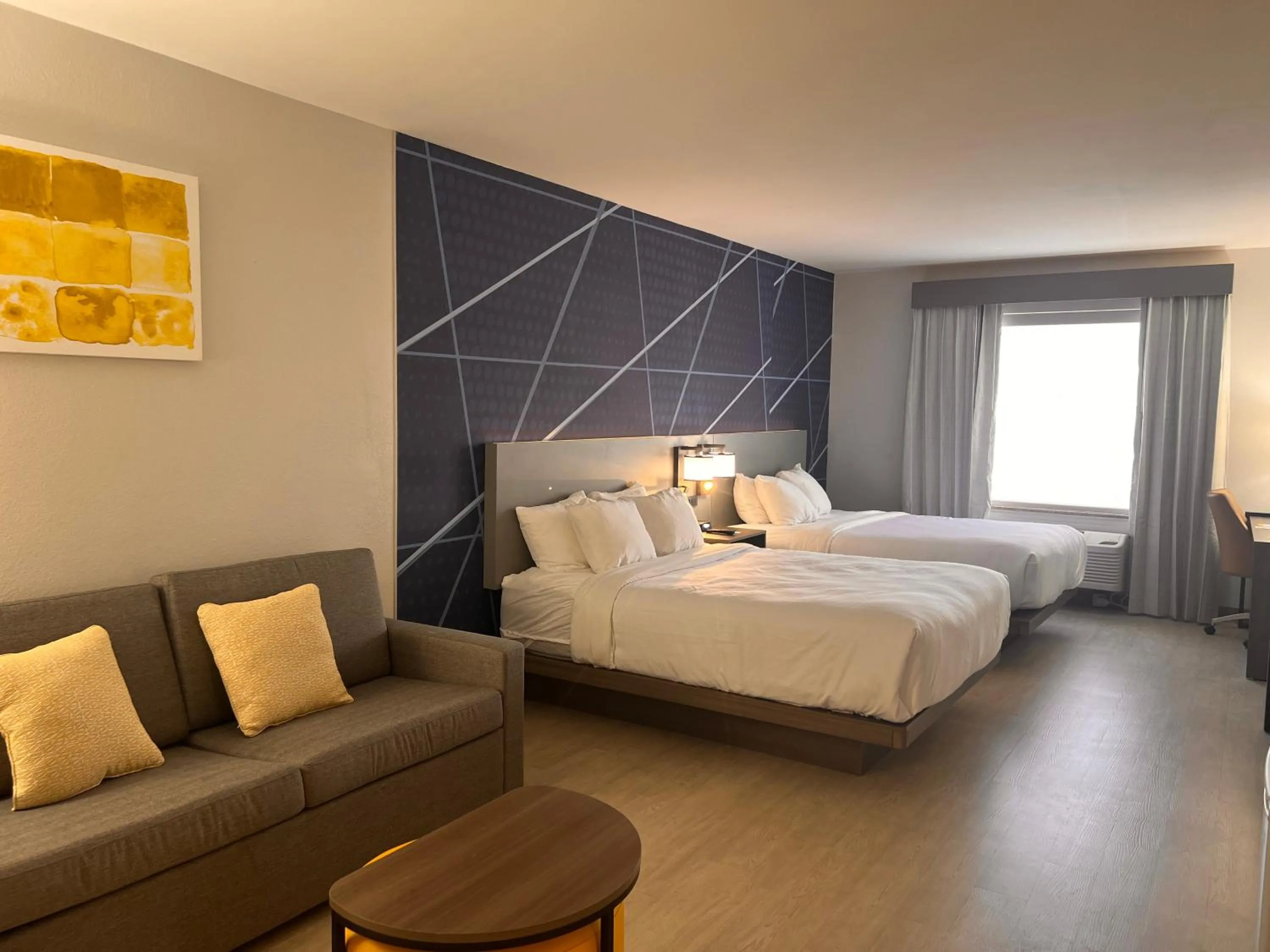 Bedroom, Bed in Comfort Suites Louisville Airport