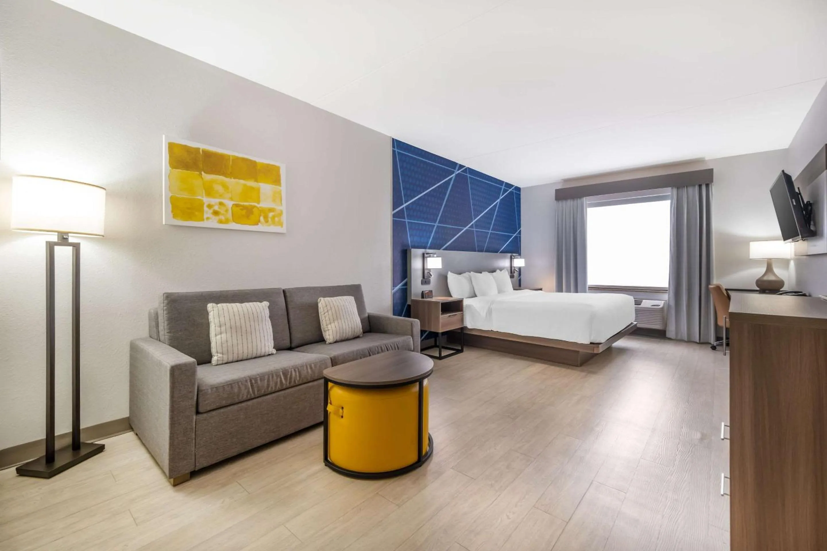 Bedroom, Bed in Comfort Suites Louisville Airport