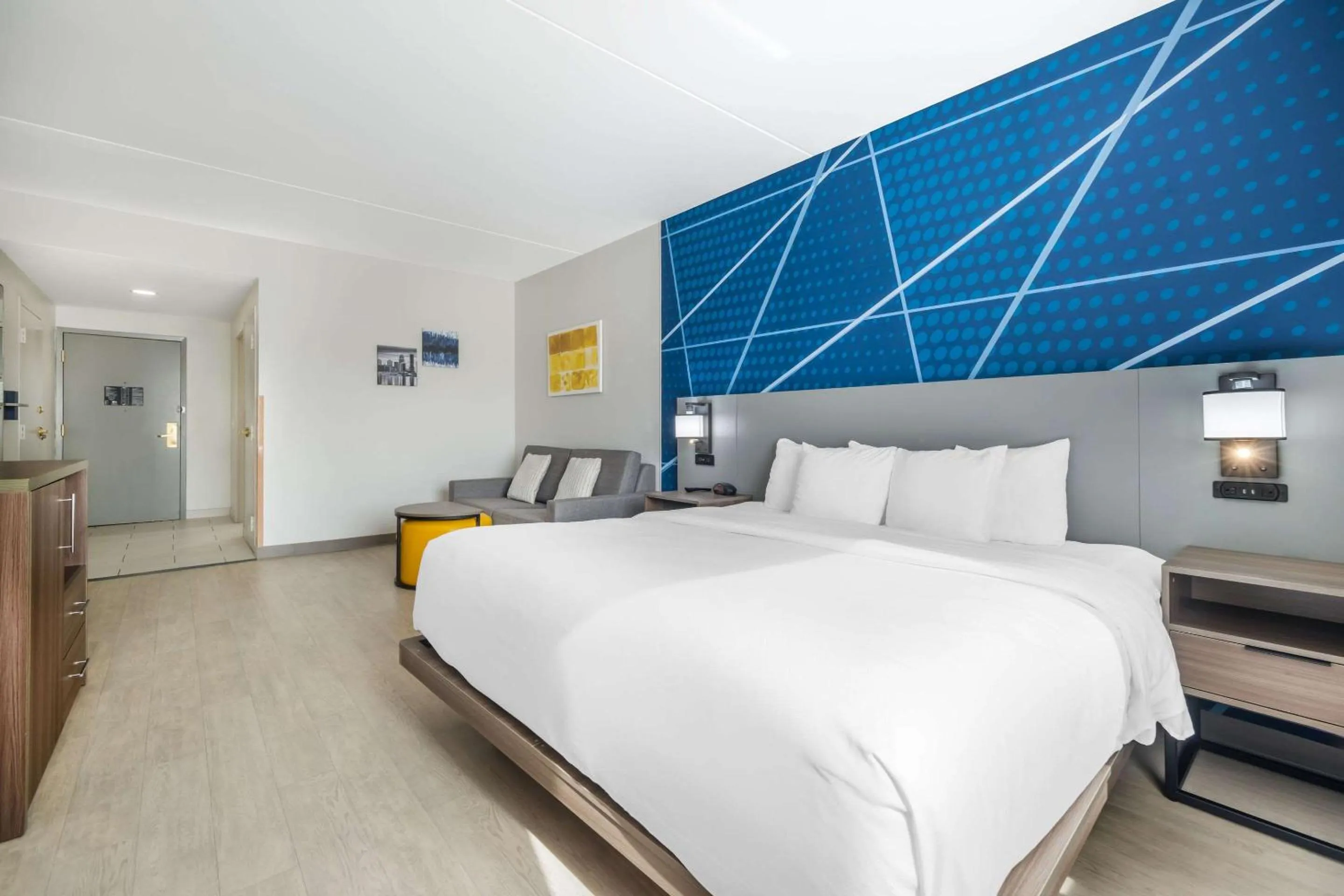 Bedroom, Bed in Comfort Suites Louisville Airport