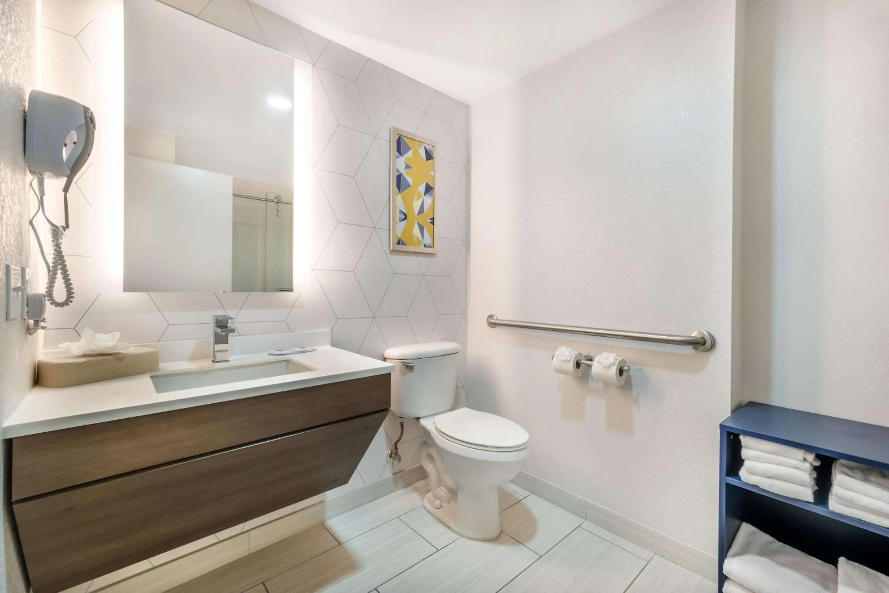 Bedroom in Comfort Suites Louisville Airport