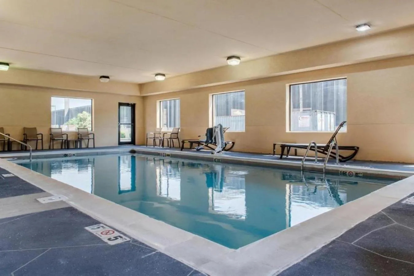 Swimming pool in Comfort Suites Louisville Airport