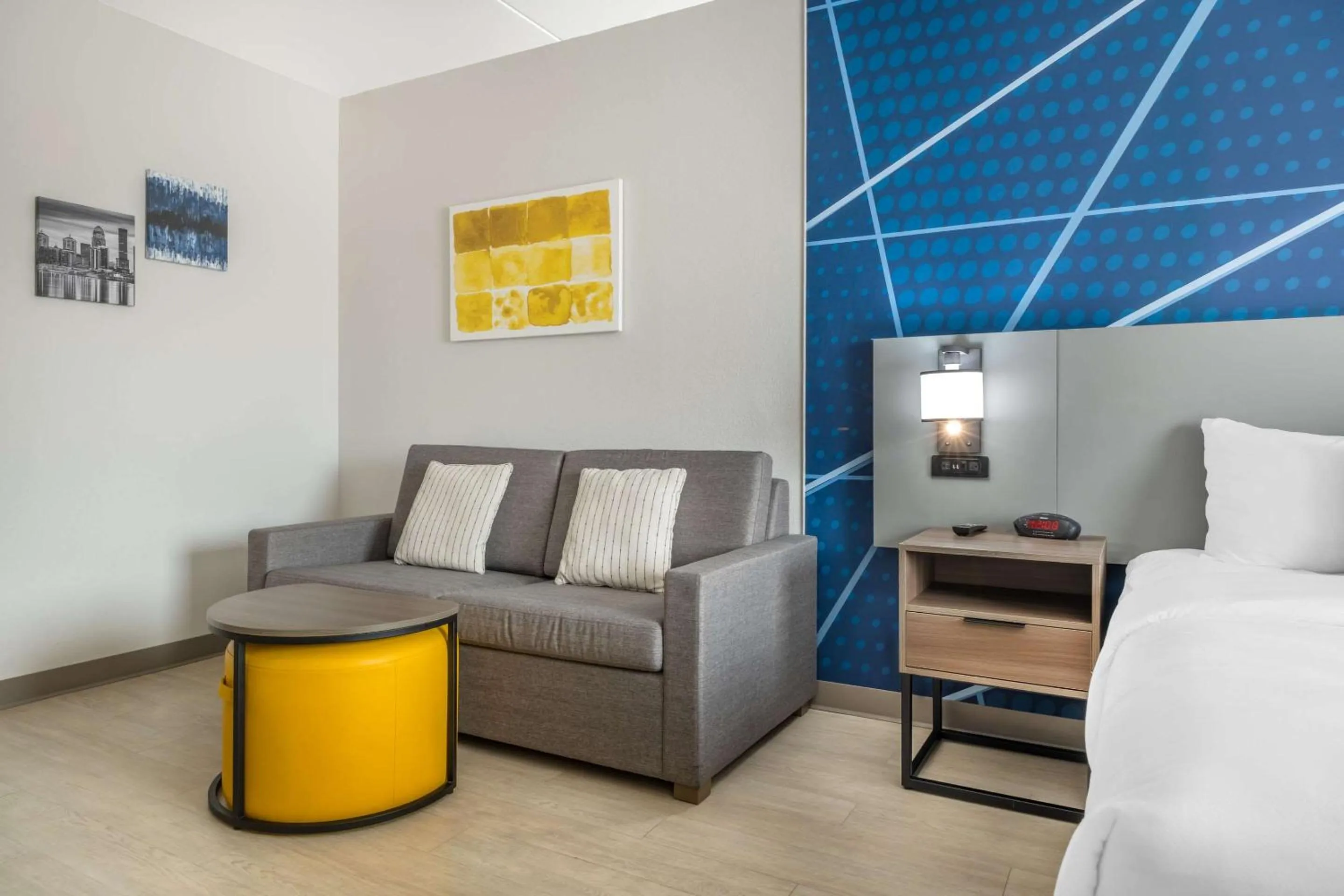 Bedroom, Bed in Comfort Suites Louisville Airport