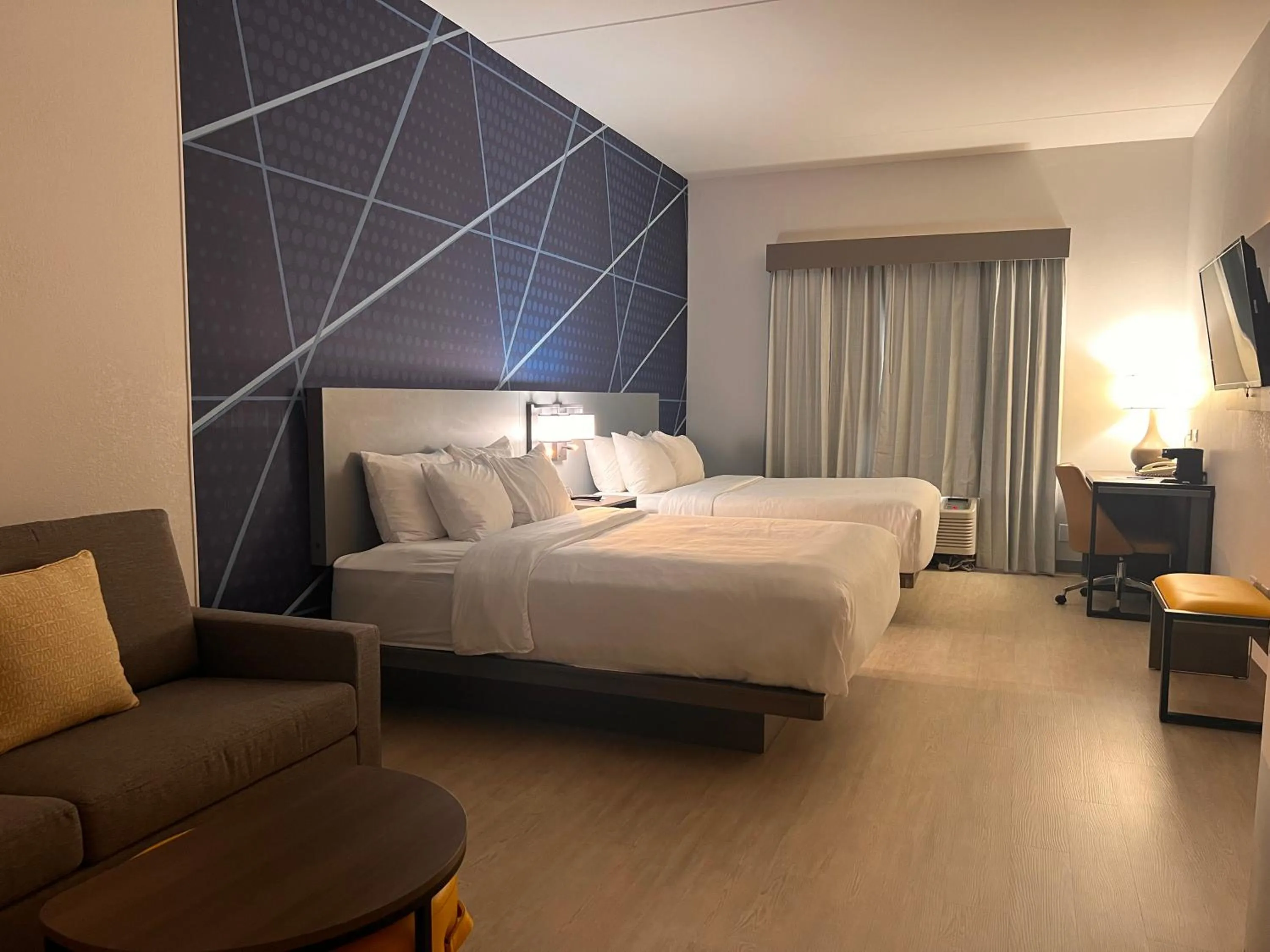 Bedroom, Bed in Comfort Suites Louisville Airport