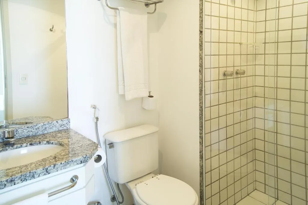 Shower in Praia do Canto Apart Hotel