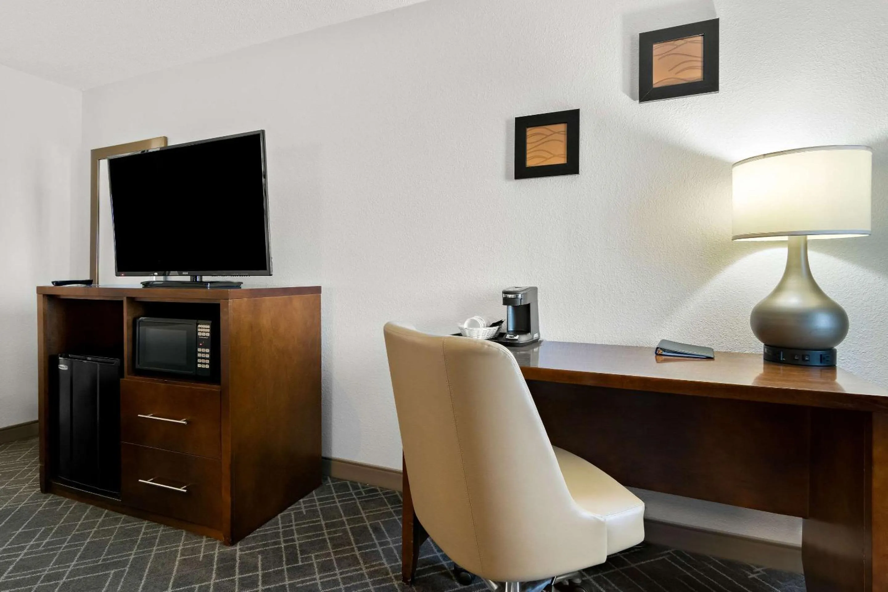 Bedroom in Comfort Inn Joliet West I-80