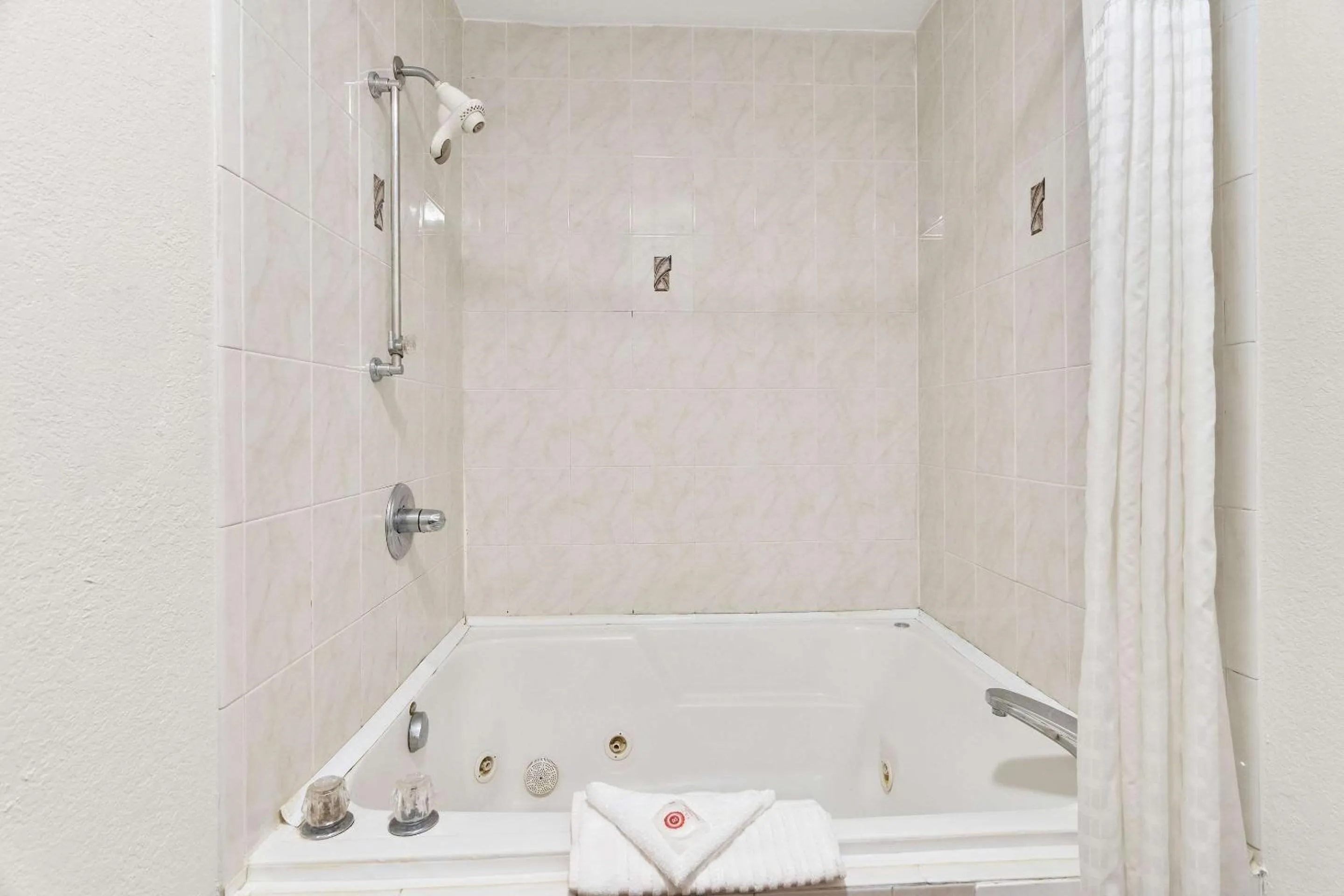 Bedroom in Comfort Inn Joliet West I-80