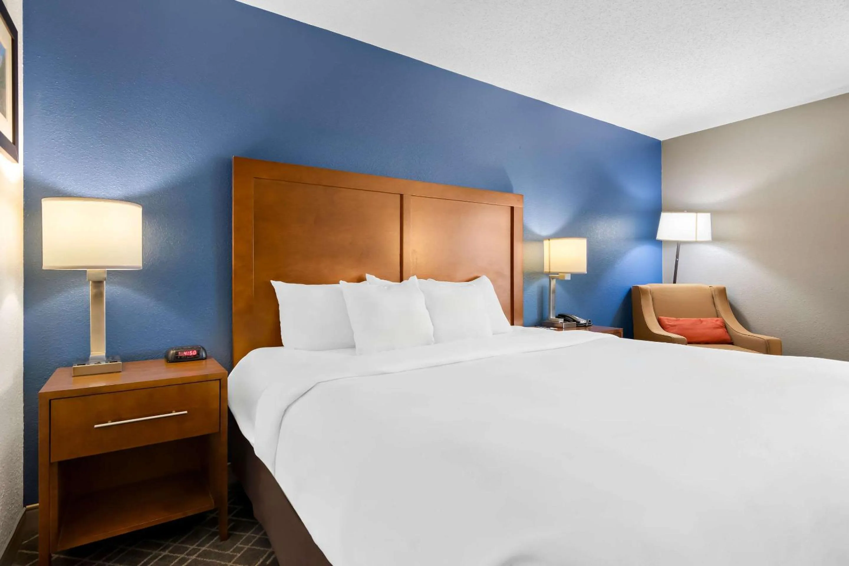 Bedroom, Bed in Comfort Inn Joliet West I-80