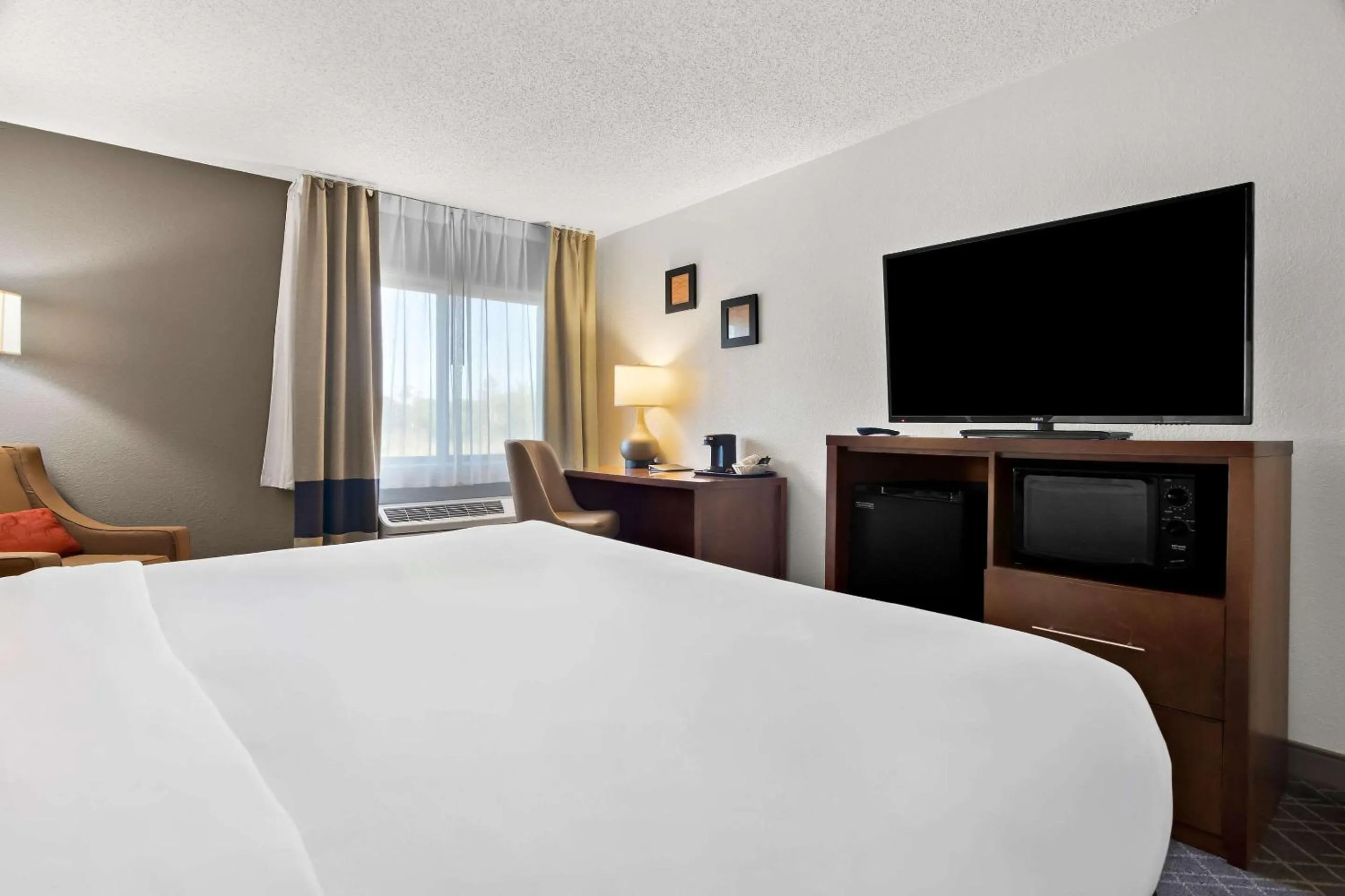 Bedroom, Bed in Comfort Inn Joliet West I-80