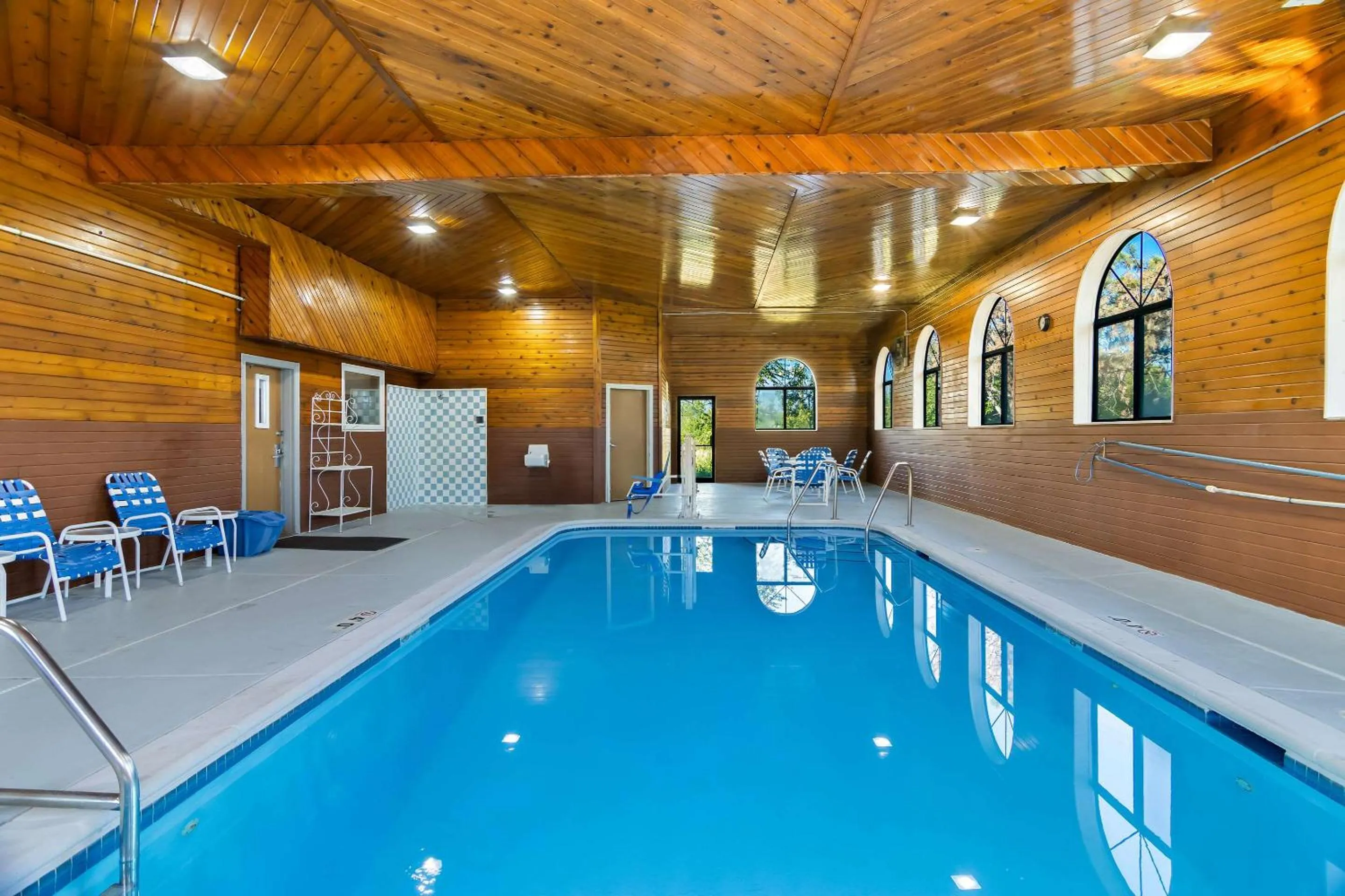 Swimming pool in Comfort Inn Joliet West I-80