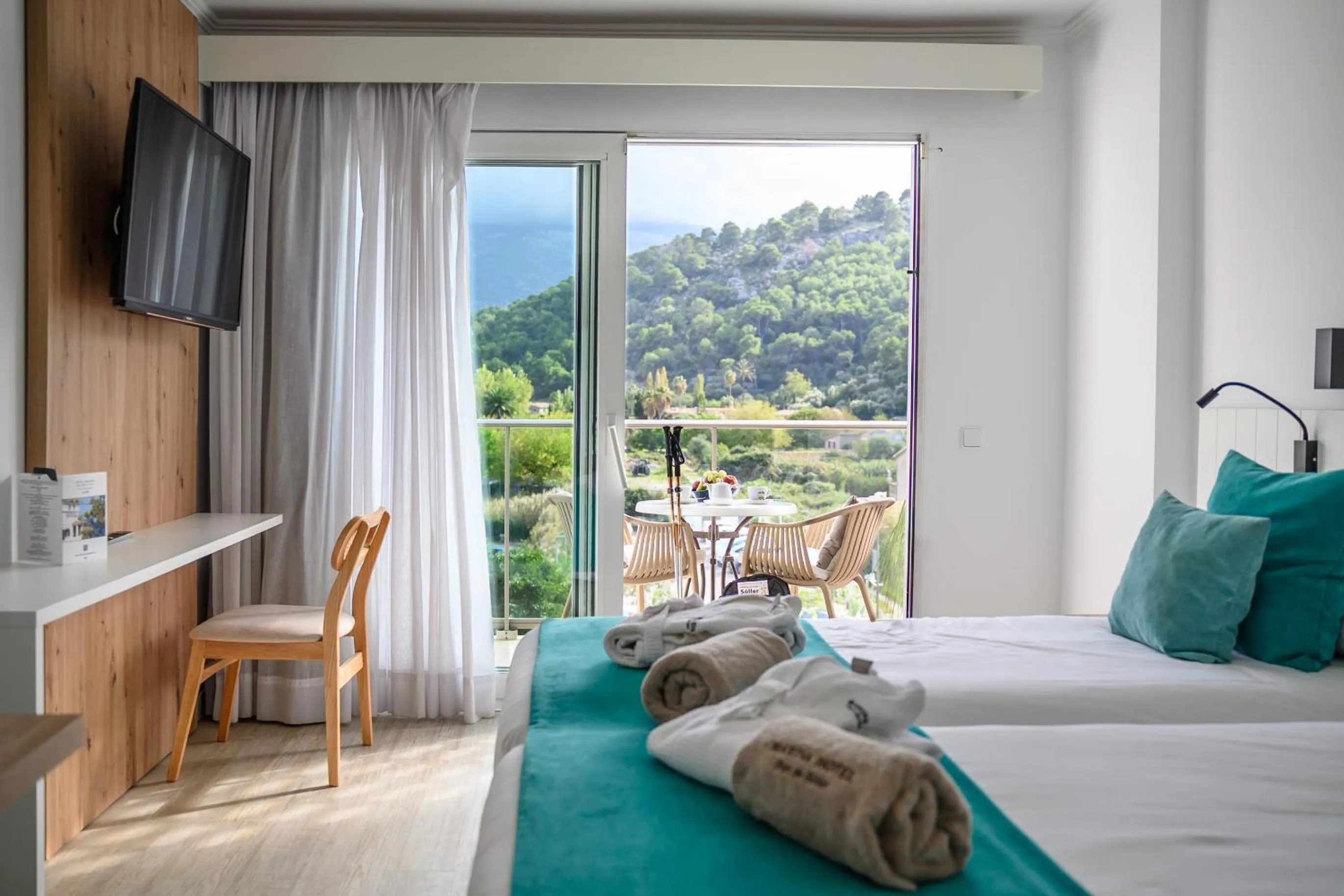 Mountain view, Bed in Hotel Marina