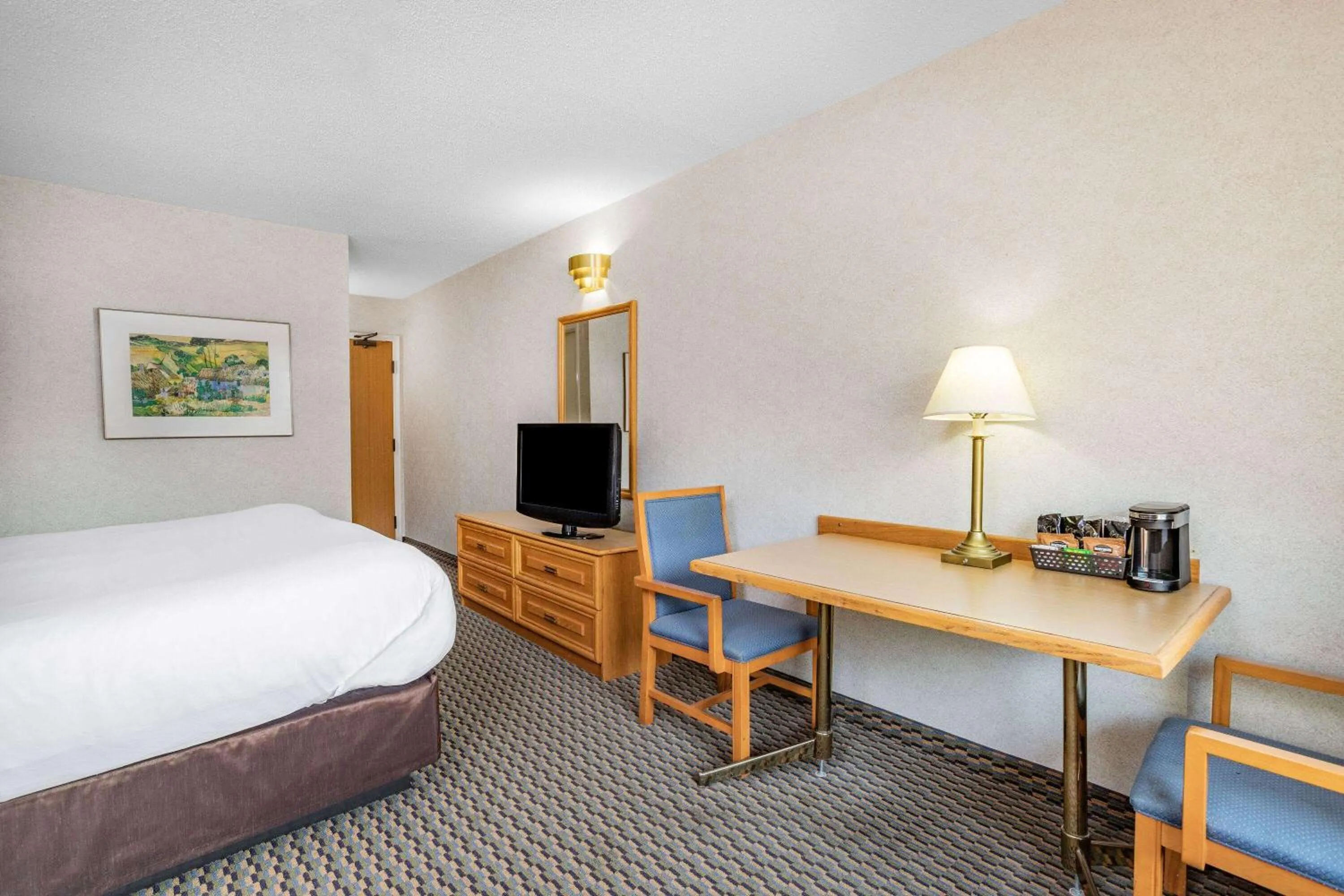 Photo of the whole room, Bed in Travelodge by Wyndham Bridgewater