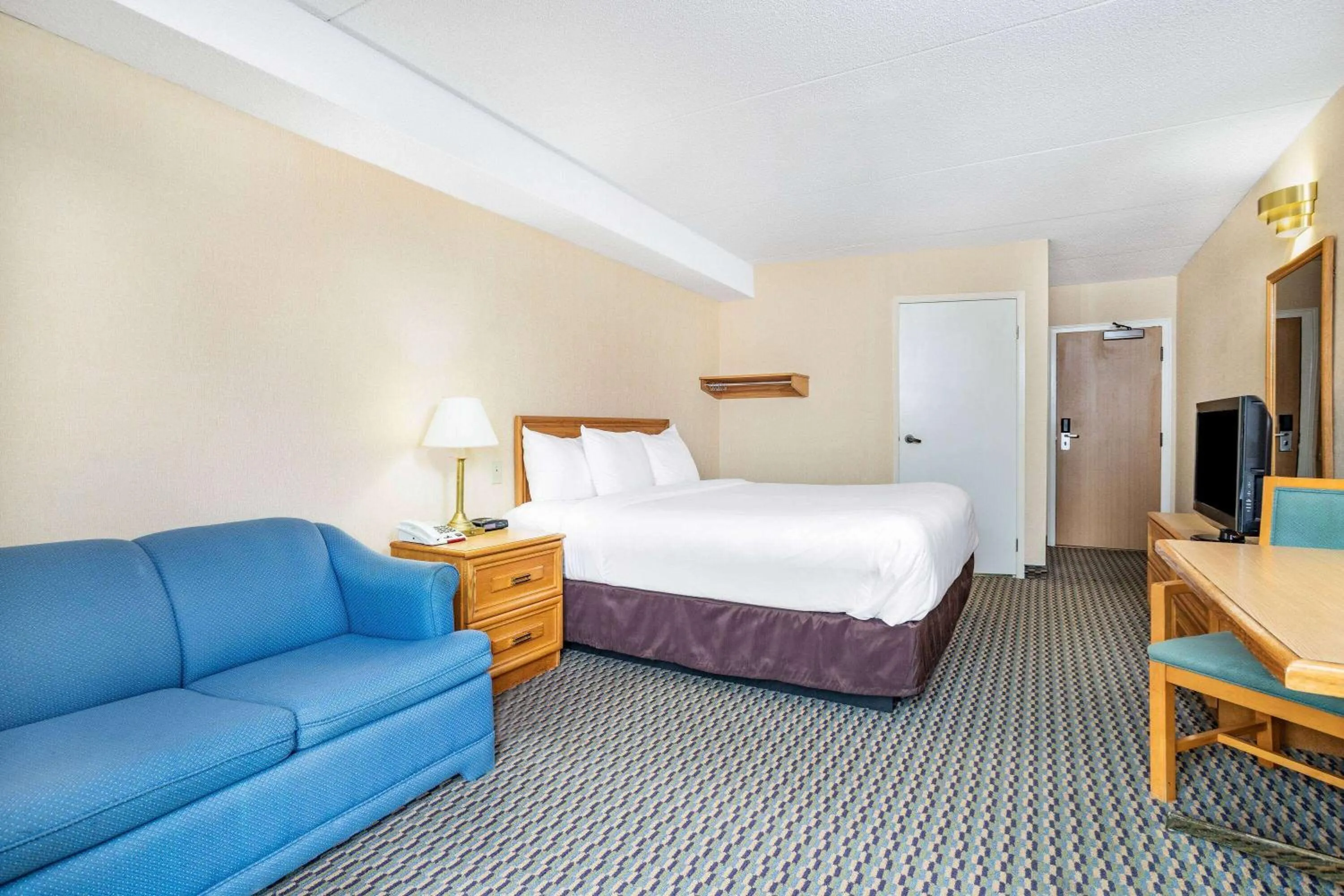 Photo of the whole room, Bed in Travelodge by Wyndham Bridgewater