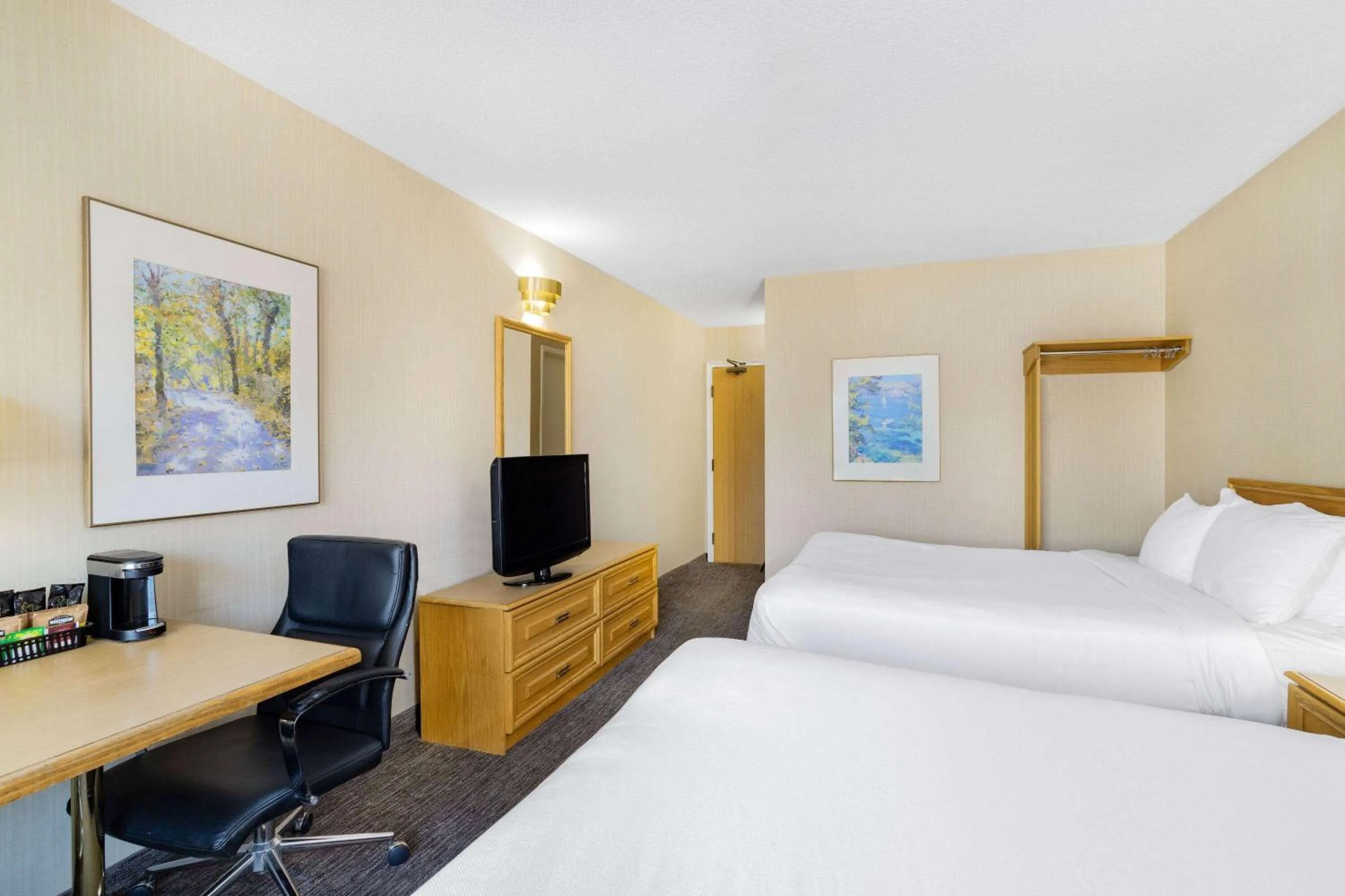 Photo of the whole room, Bed in Travelodge by Wyndham Bridgewater