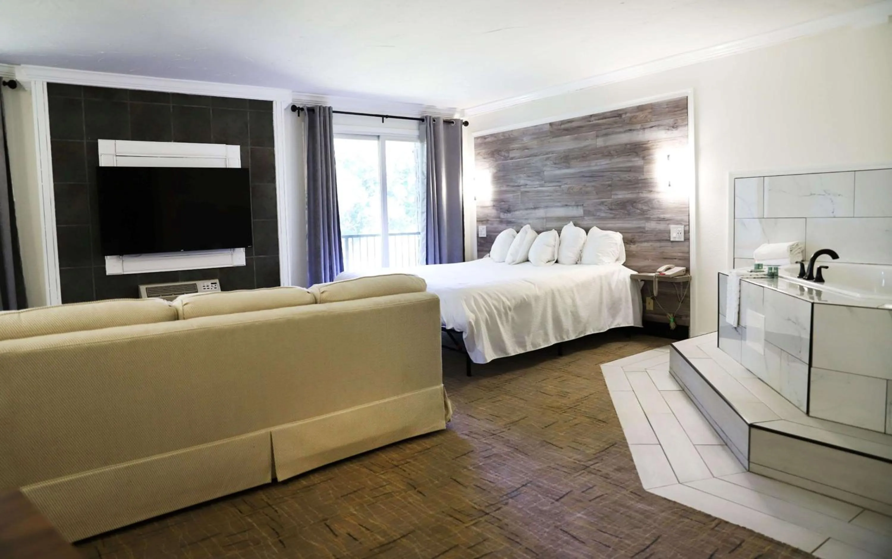 Bedroom, Bed in Best Western Branson Inn and Conference Center