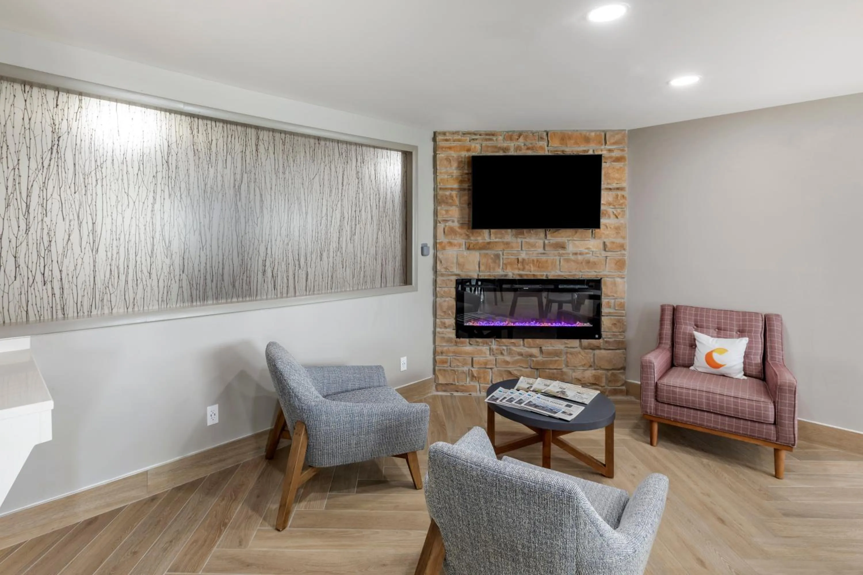 Communal lounge/ TV room in Comfort Inn Mount Pleasant - Racine