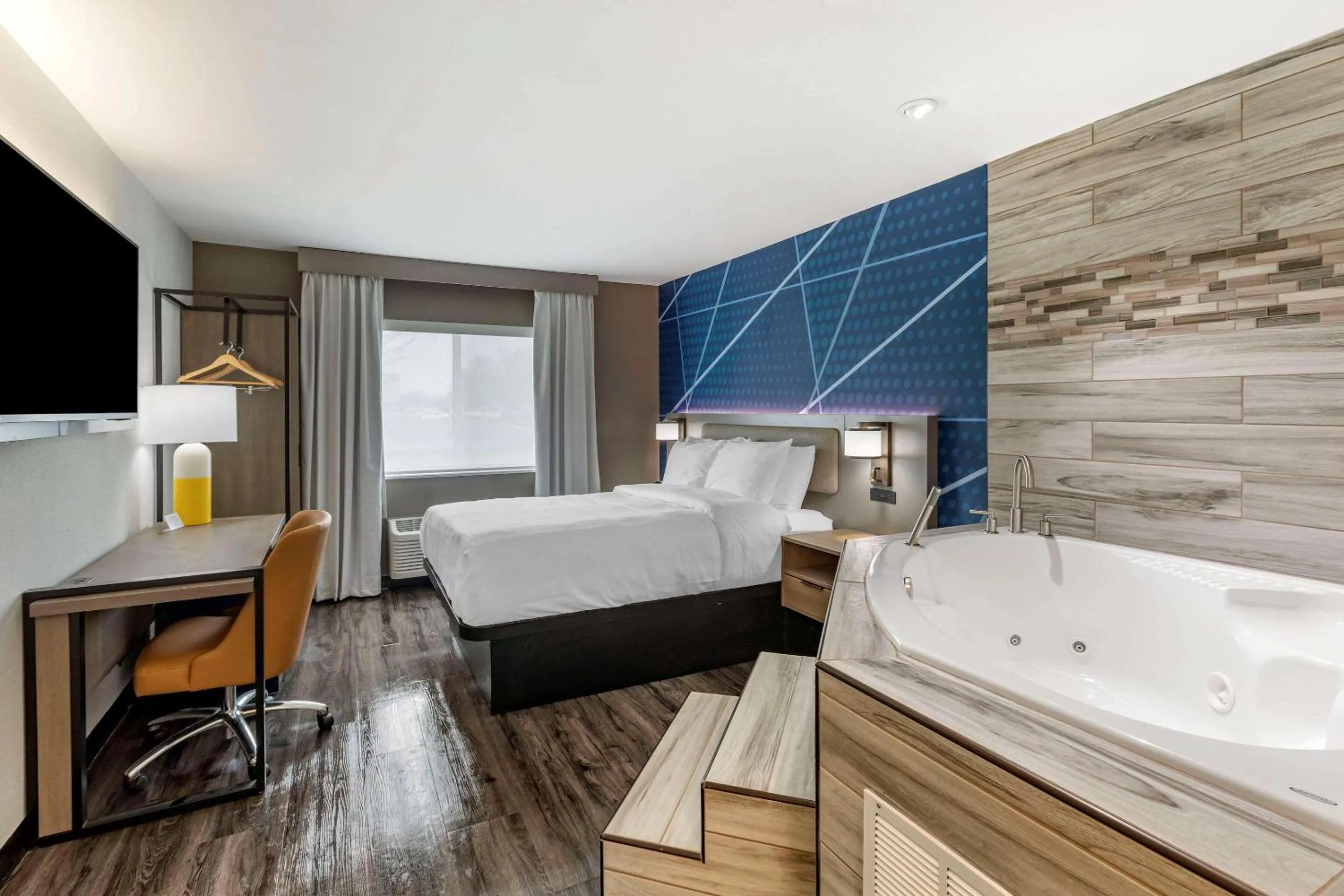 Photo of the whole room, Bed in Comfort Inn Mount Pleasant - Racine