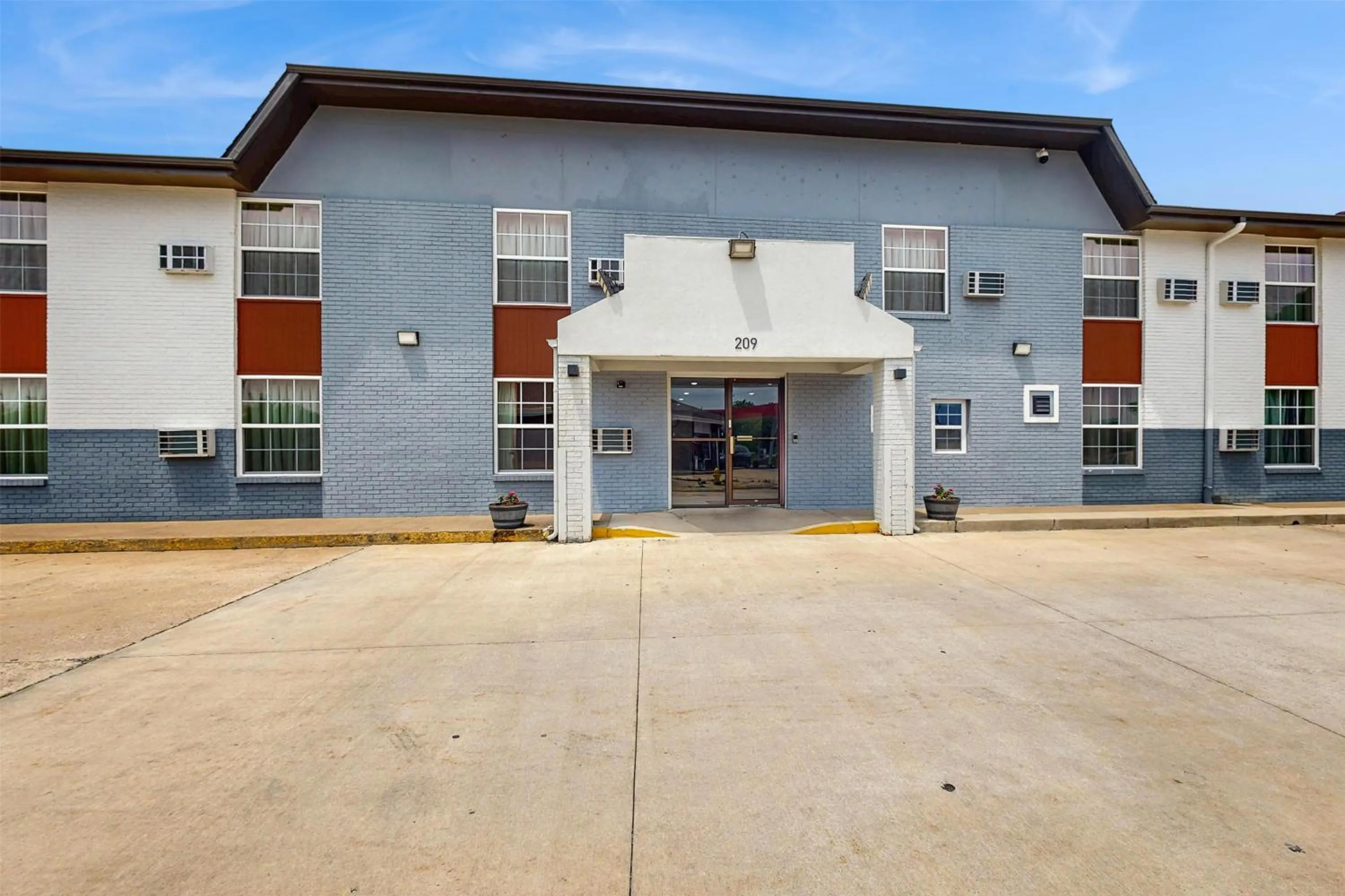 Property building in Red Lion Inn & Suites Olathe Kansas City